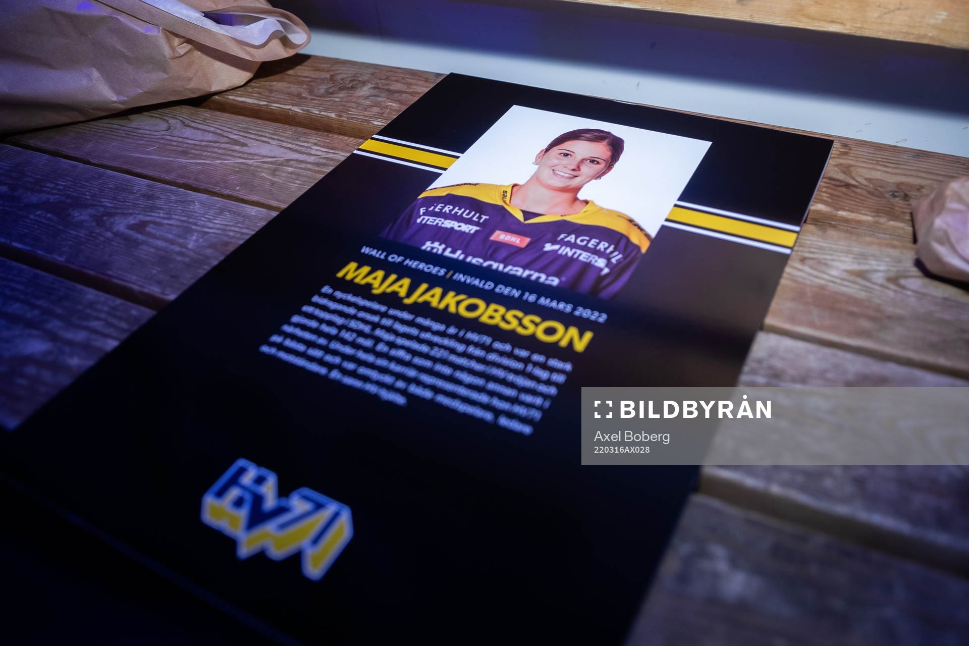 Maja Jakobssons diplom när hon väljs in i Wall of Heroes