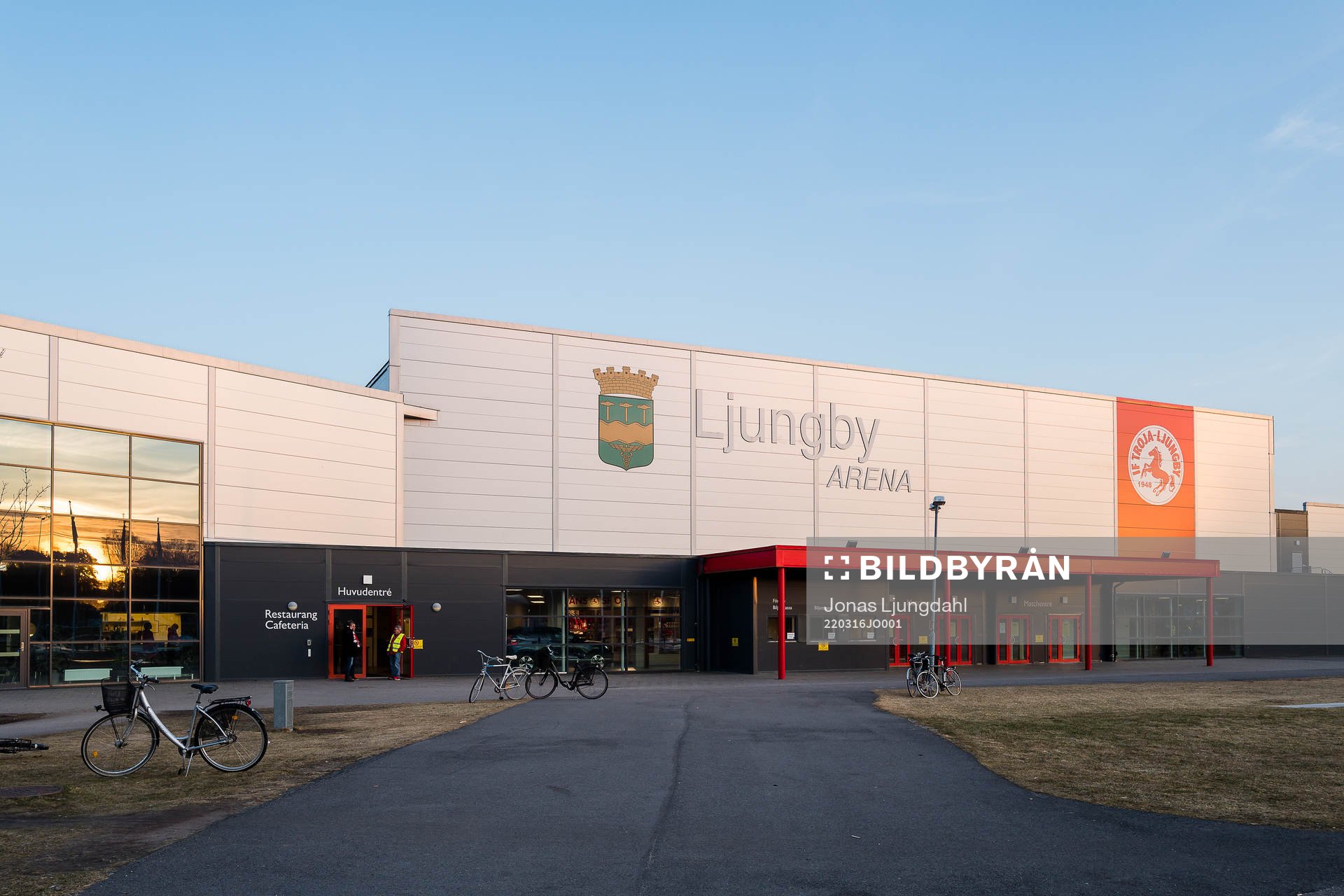 Exteriör vy på Ljungby arena före ishockeymatchen i