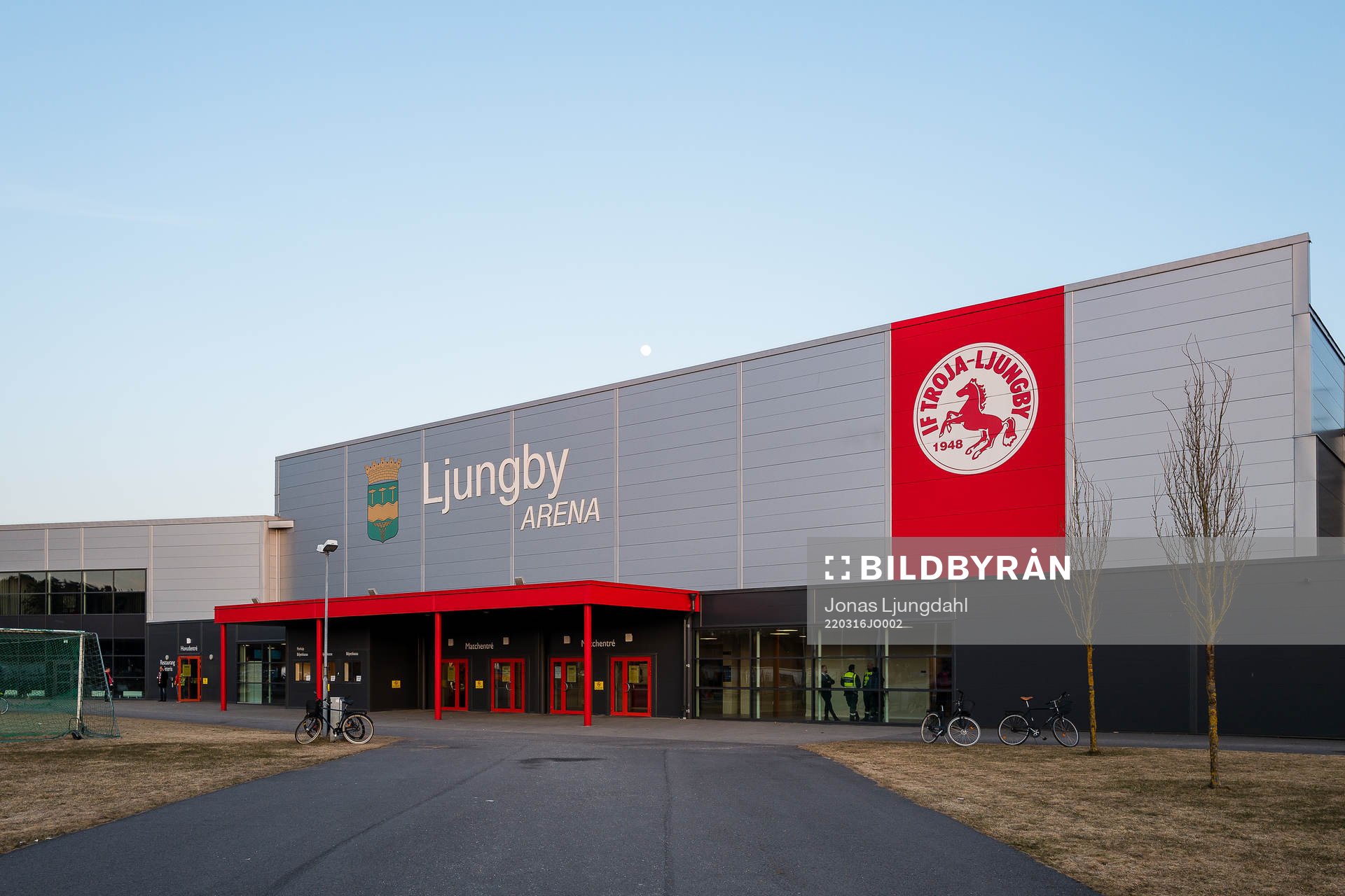 Exteriör vy på Ljungby arena före ishockeymatchen i