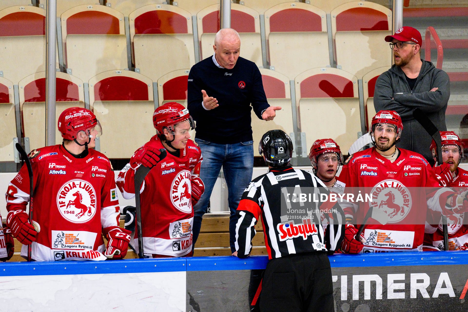 Troja/Ljungbys tränare Roger Forsberg pratar med Domare