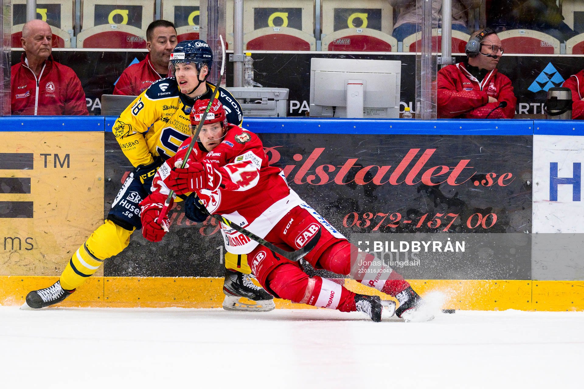 Troja/Ljungbys Joakim Hillding faller