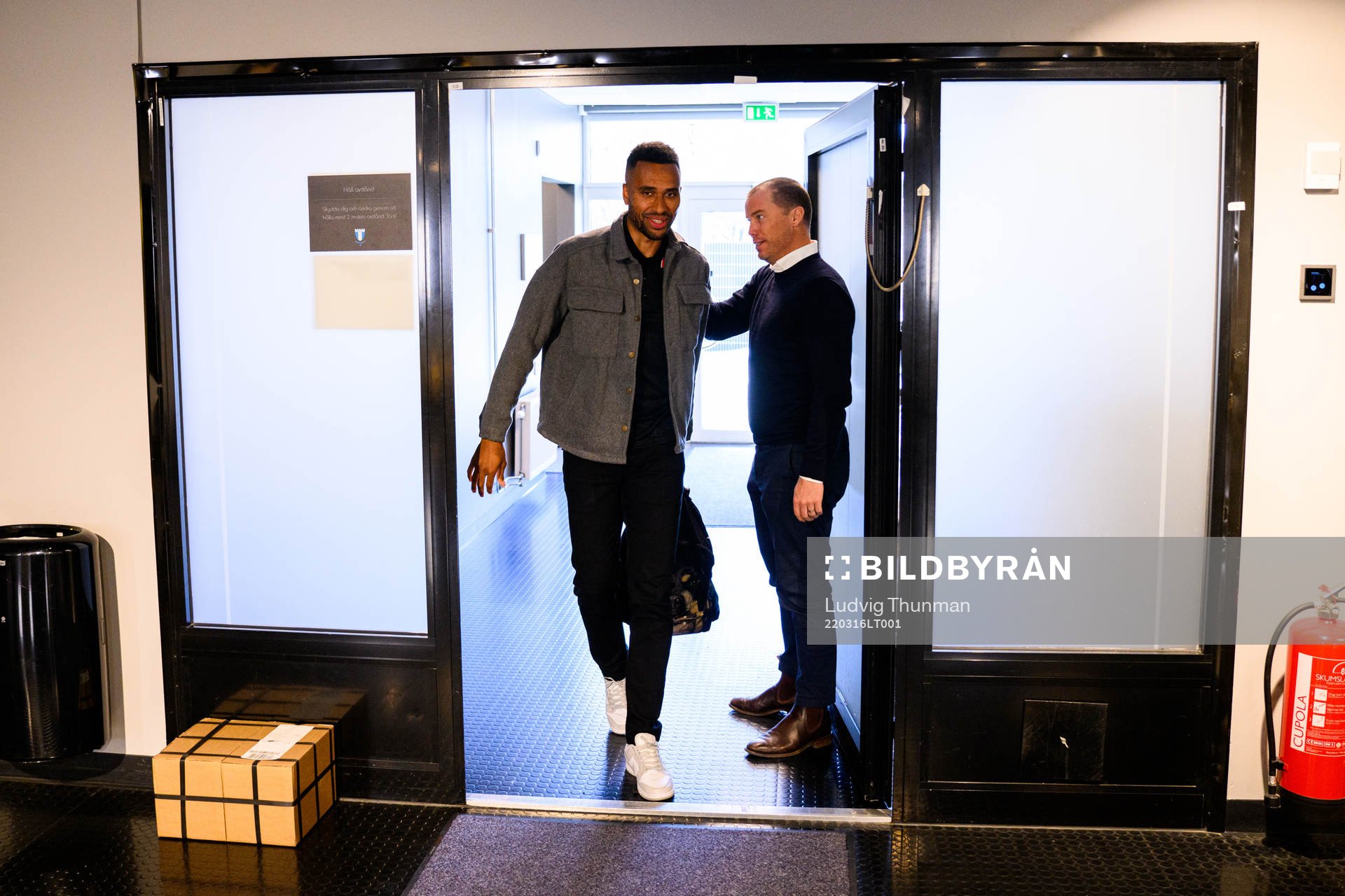 Isaac Kiese Thelin och sportdirektör Daniel Andersson