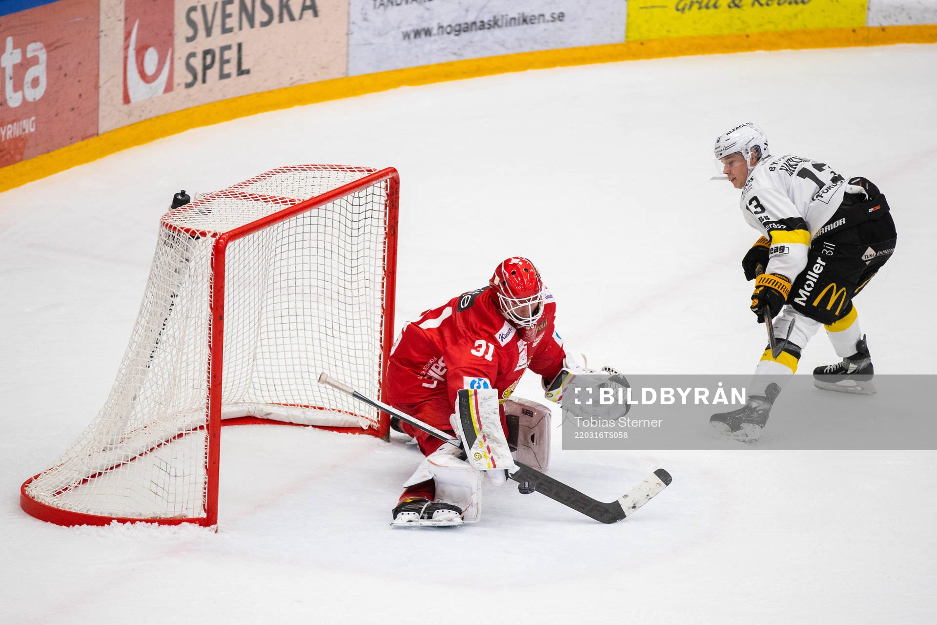 Almtunas målvakt Viktor Andrén och Västerås Mikael