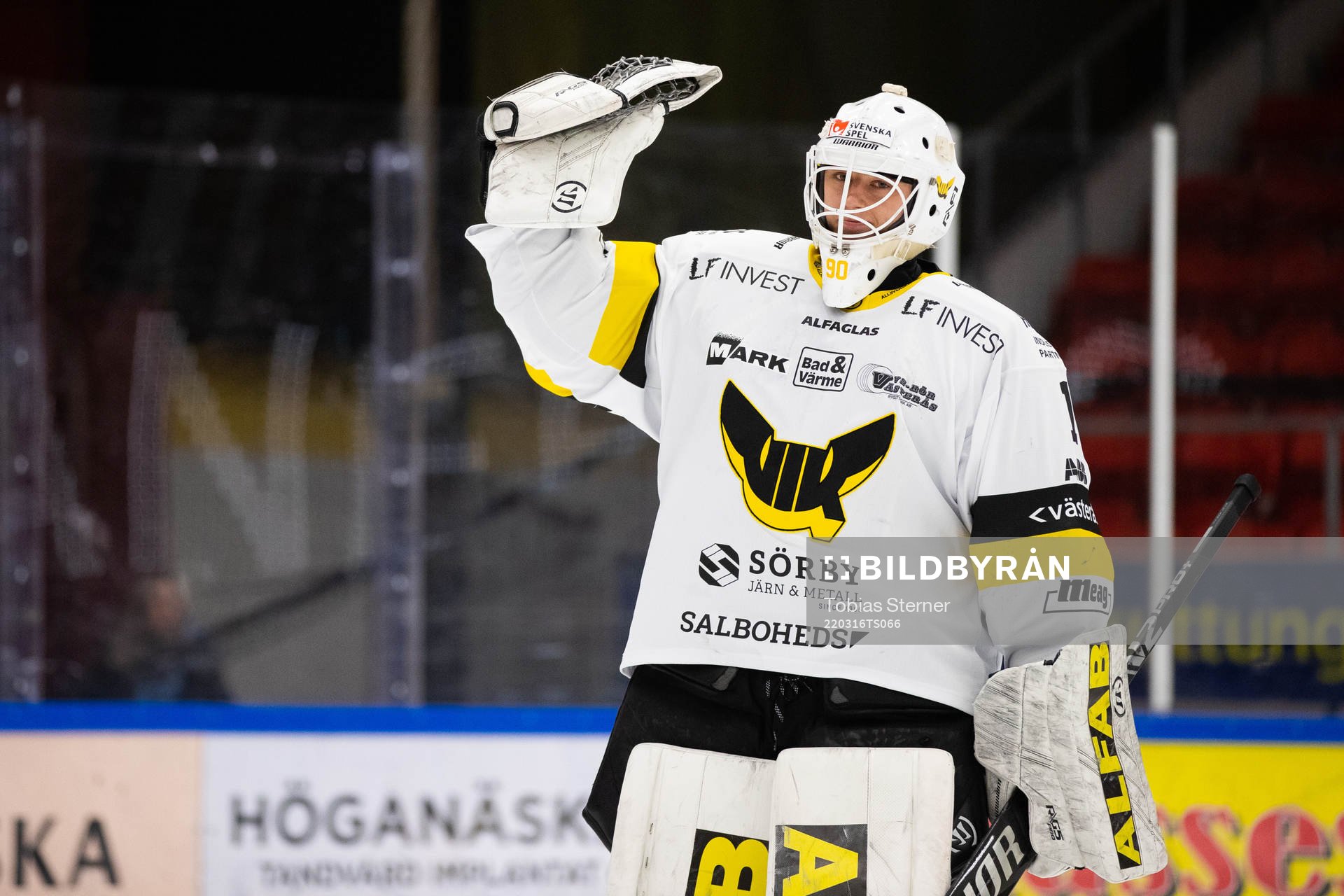 Västerås målvakt Ian Blomquist jublar