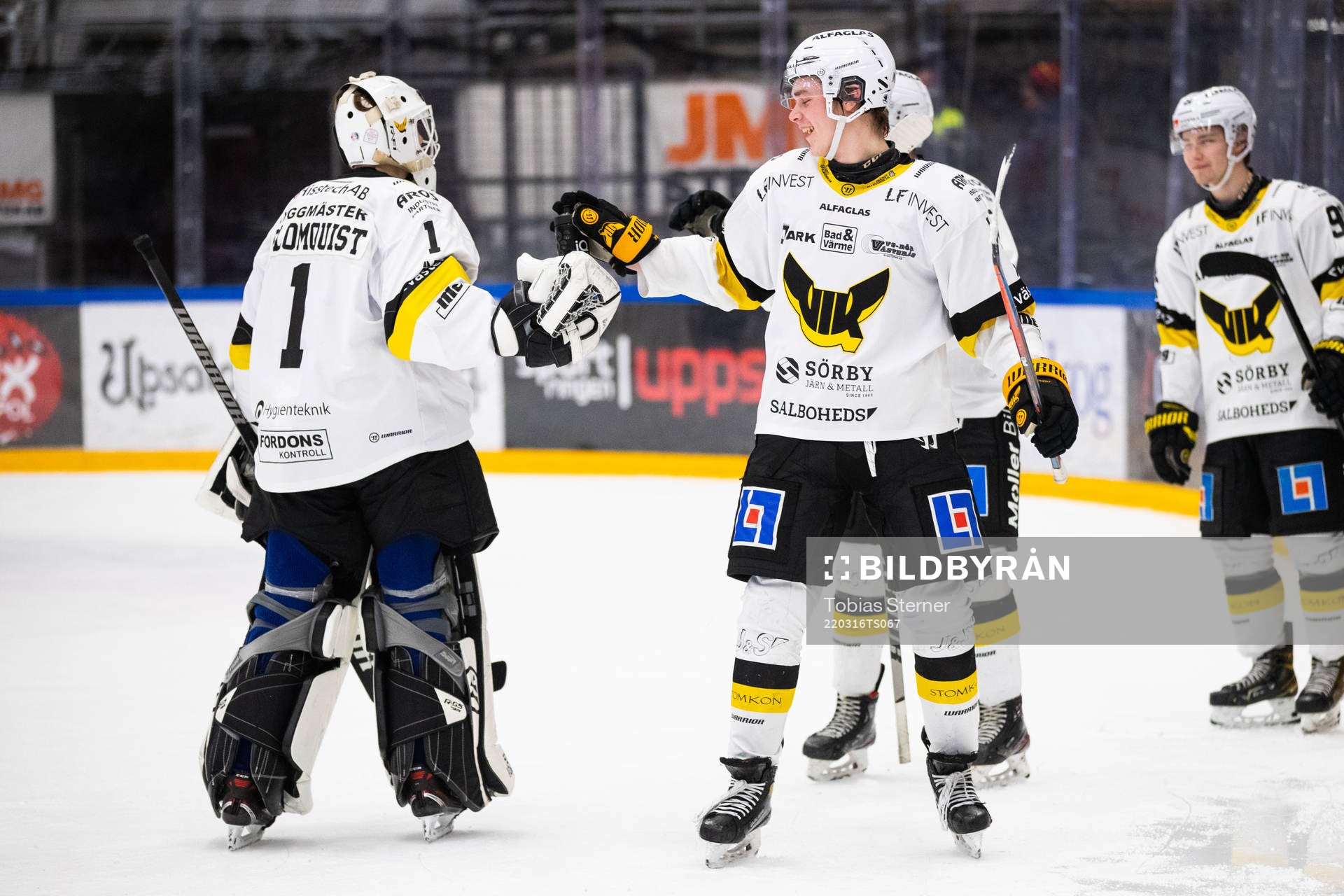 Västerås målvakt Ian Blomquist och Johan Norberg  jublar