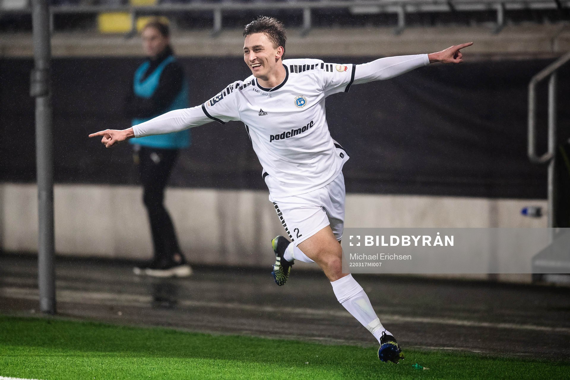 Utsiktens Wilhelm Nilsson jublar efter 1-2 under fotbollsmatchen i träningsmatchen mellan Häcken och Utsikten den 17 mars 2022 i Göteborg.