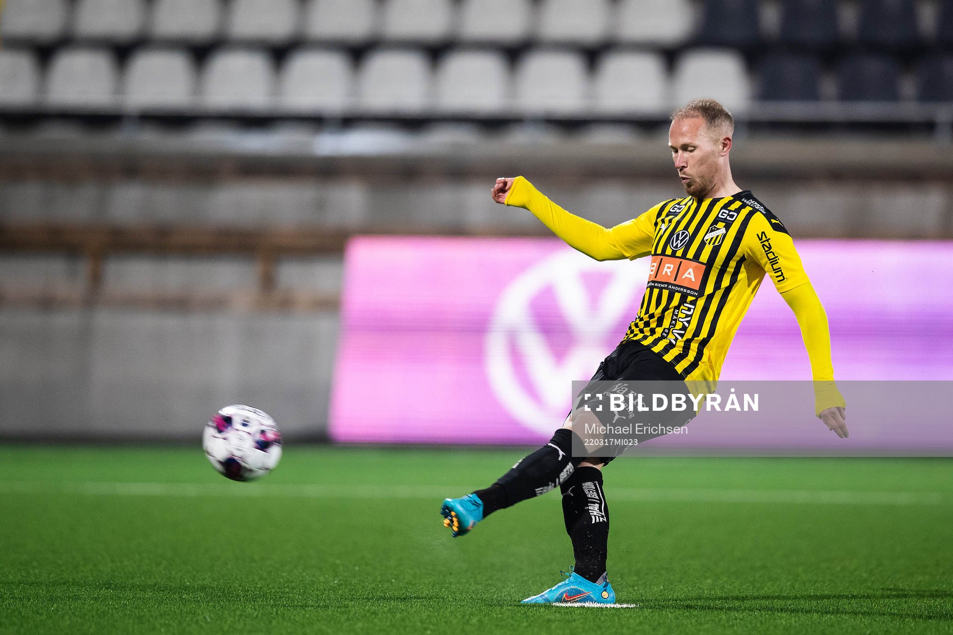 Häckens Mikkel Rygaard Jensen lägger en straff