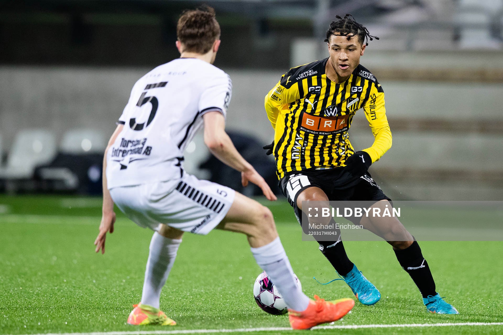Utsiktens Jakob Hedenquist mot Häckens Momodou Lamin Sonko under fotbollsmatchen i träningsmatchen mellan Häcken och Utsikten den 17 mars 2022 i Göteborg.