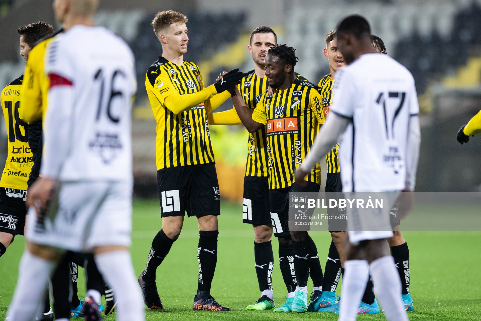 Häckens Ibrahim Sadiq jublar med lagkamrater efter 4-3 under fotbollsmatchen i träningsmatchen mellan Häcken och Utsikten den 17 mars 2022 i Göteborg.