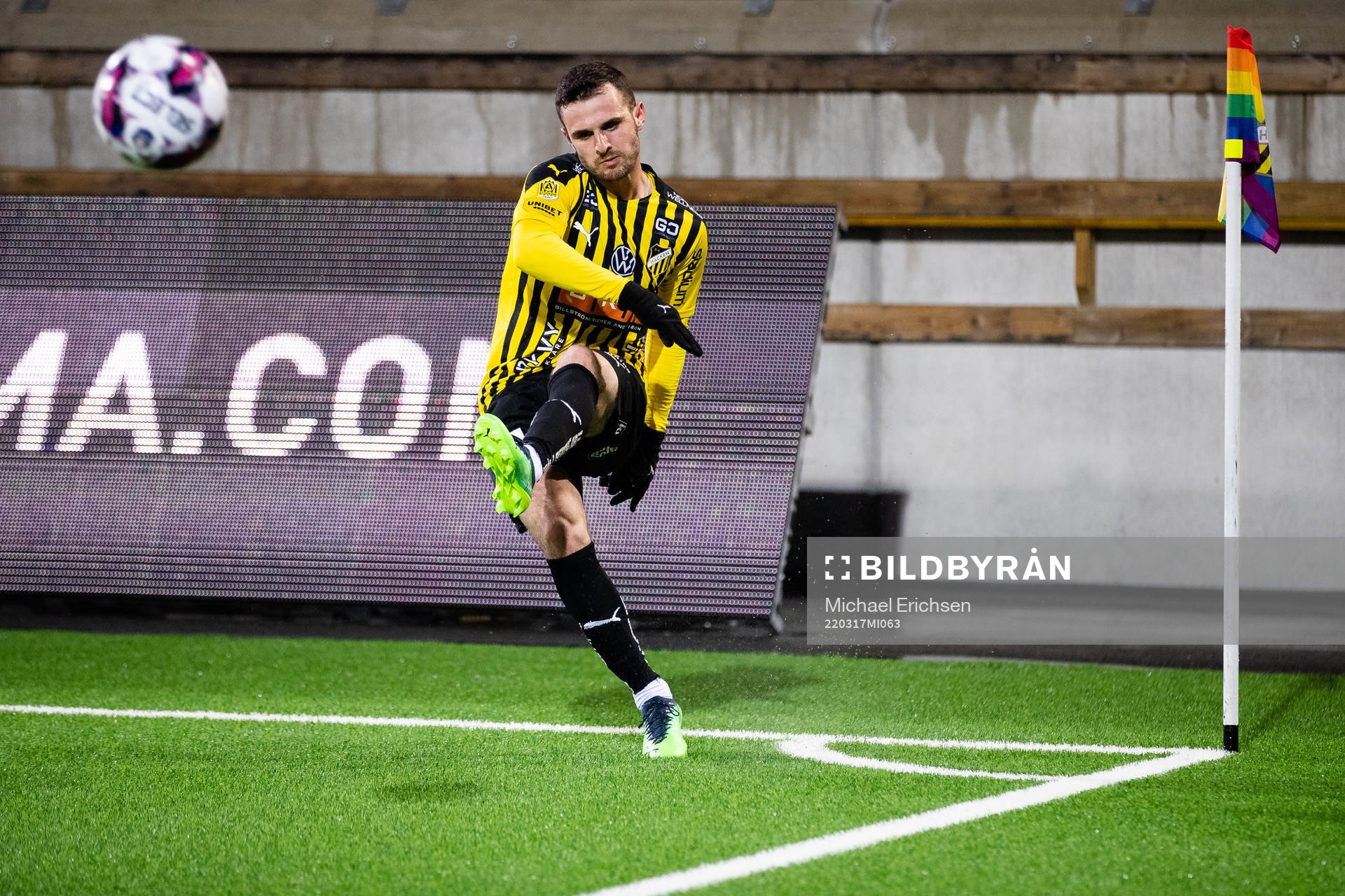 Häckens Kadir Hodzic slår en hörna