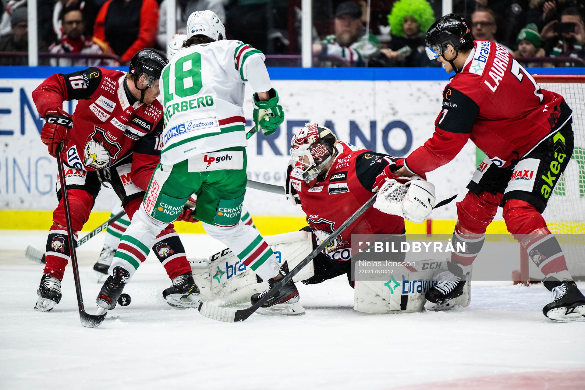 Rögles Dennis Everberg och Malmö Redhawks målvakt Daniel