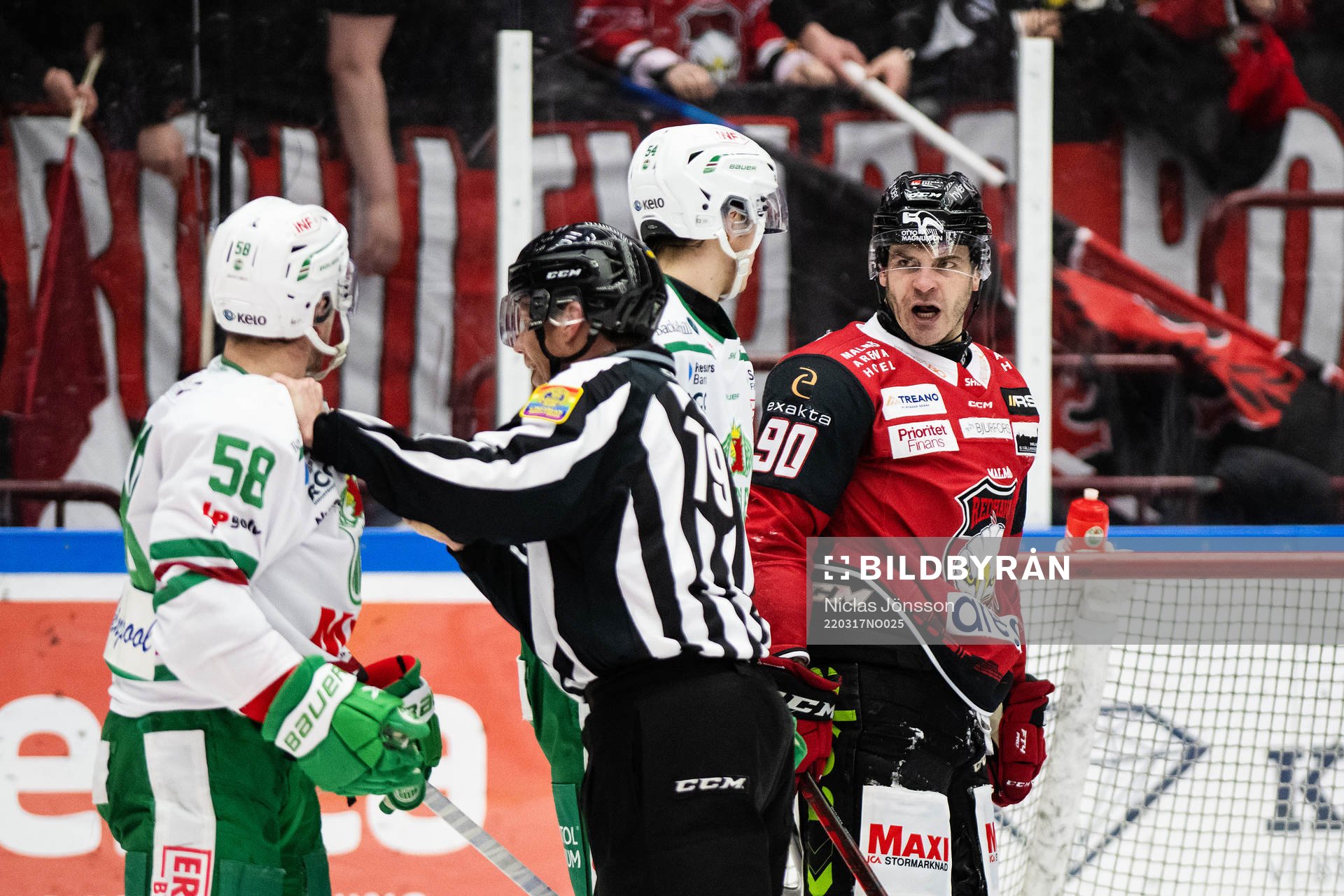 Rögles Ryan McKiernan och Malmö Redhawks Lance Bouma