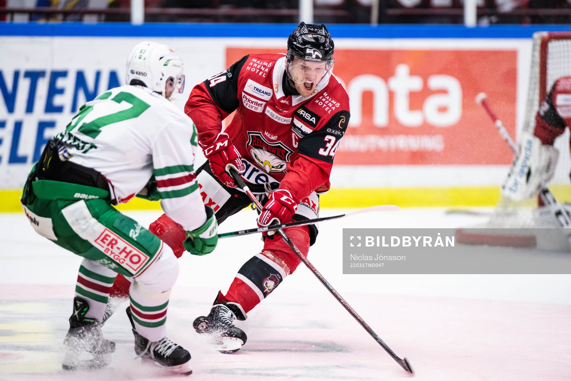 Rögles Leon Bristedt och Malmö Redhawks Carl Söderberg