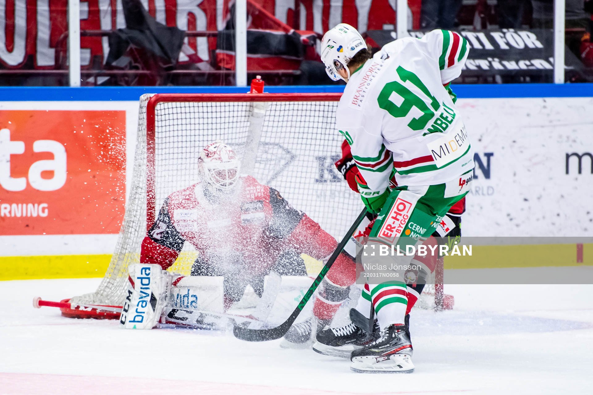 Rögles Adam Tambellini framför Malmö Redhawks målvakt