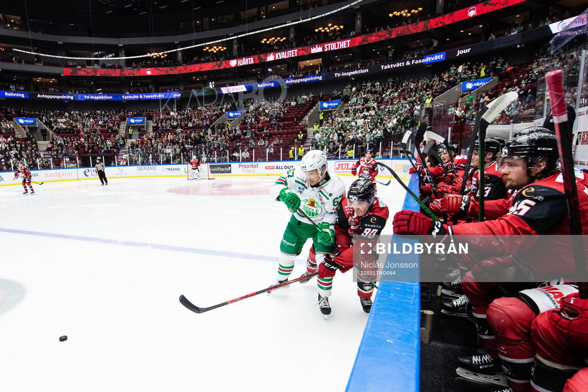 Rögles Leon Bristedt och Malmö Redhawks Lance Bouma