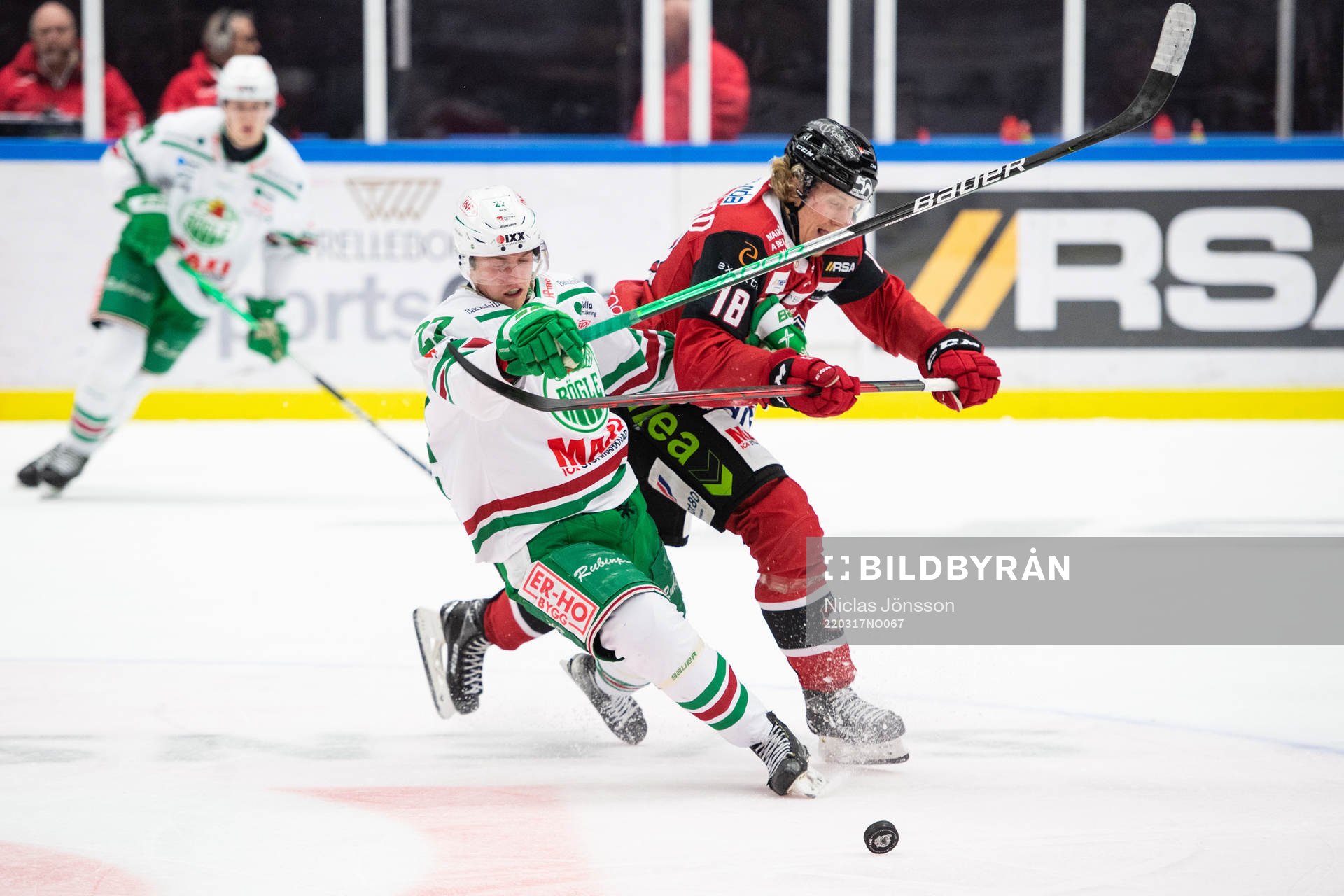 Rögles Linus Sjödin och Malmö Redhawks Marcus Sylvegård