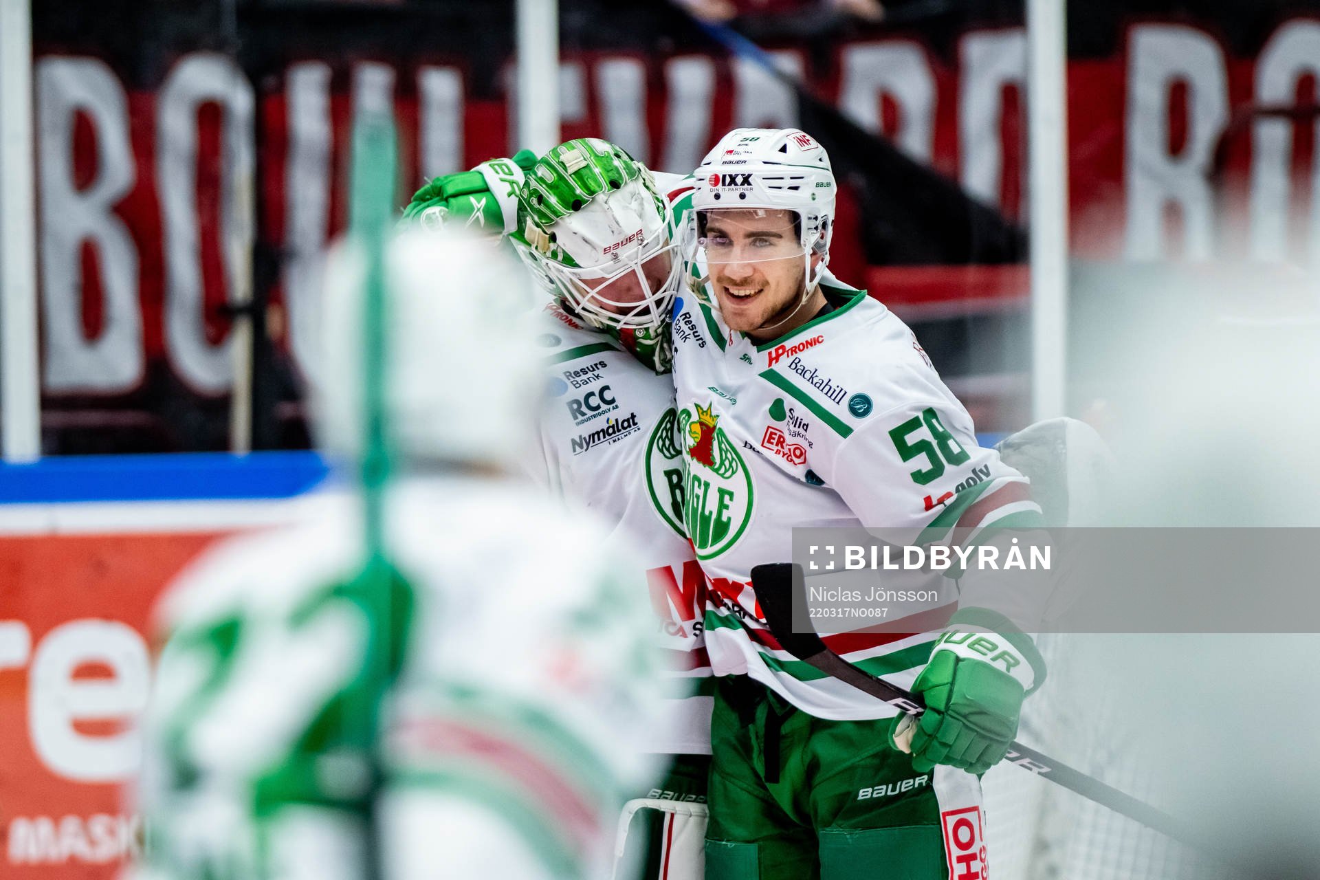Rögles målvakt Calle Clang  och Ryan McKiernan jublar