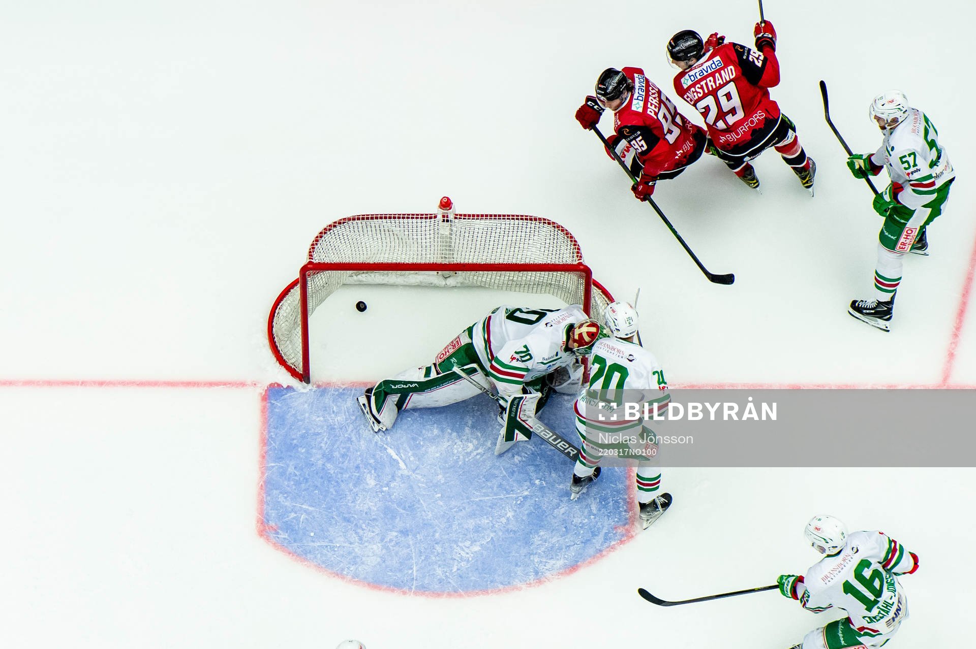 Malmö Redhawks Carl Persson och Eric Engstrand  jublar