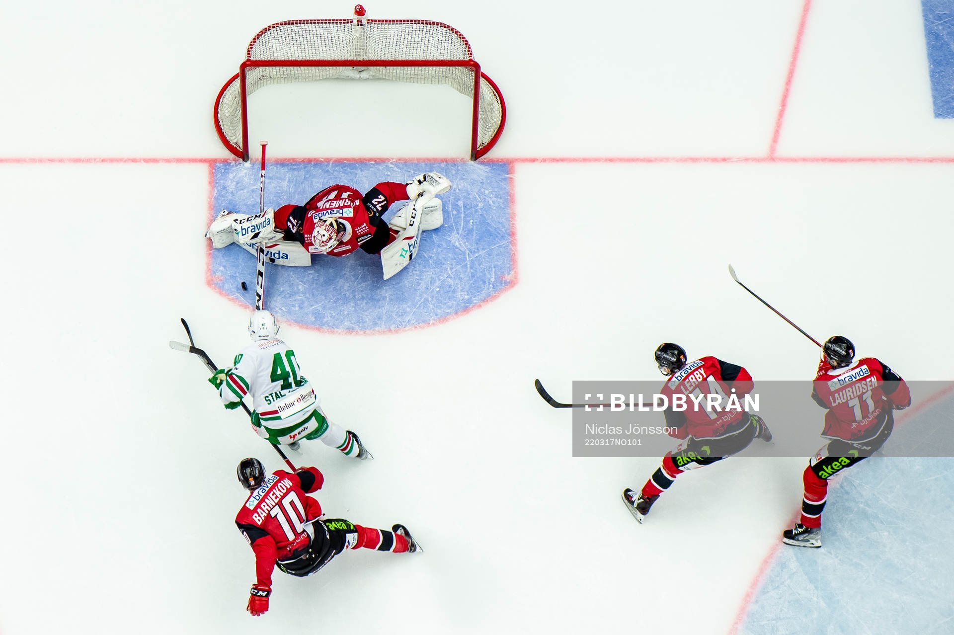 Rögles Oskar Stål Lyrenäs framför Malmö Redhawks