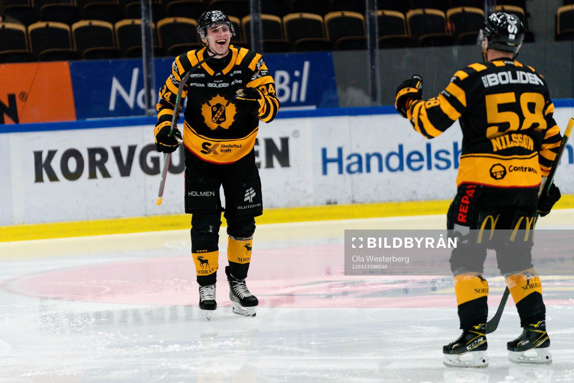 Skellefteås Linus Karlsson och Oskar Nilsson jublar