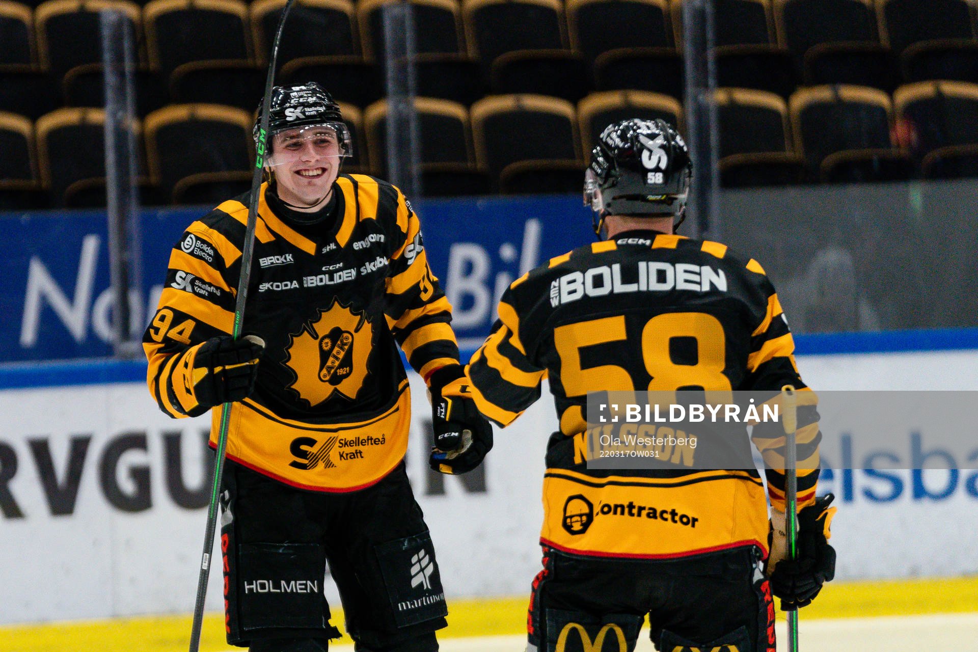 Skellefteås Linus Karlsson och Oskar Nilsson jublar
