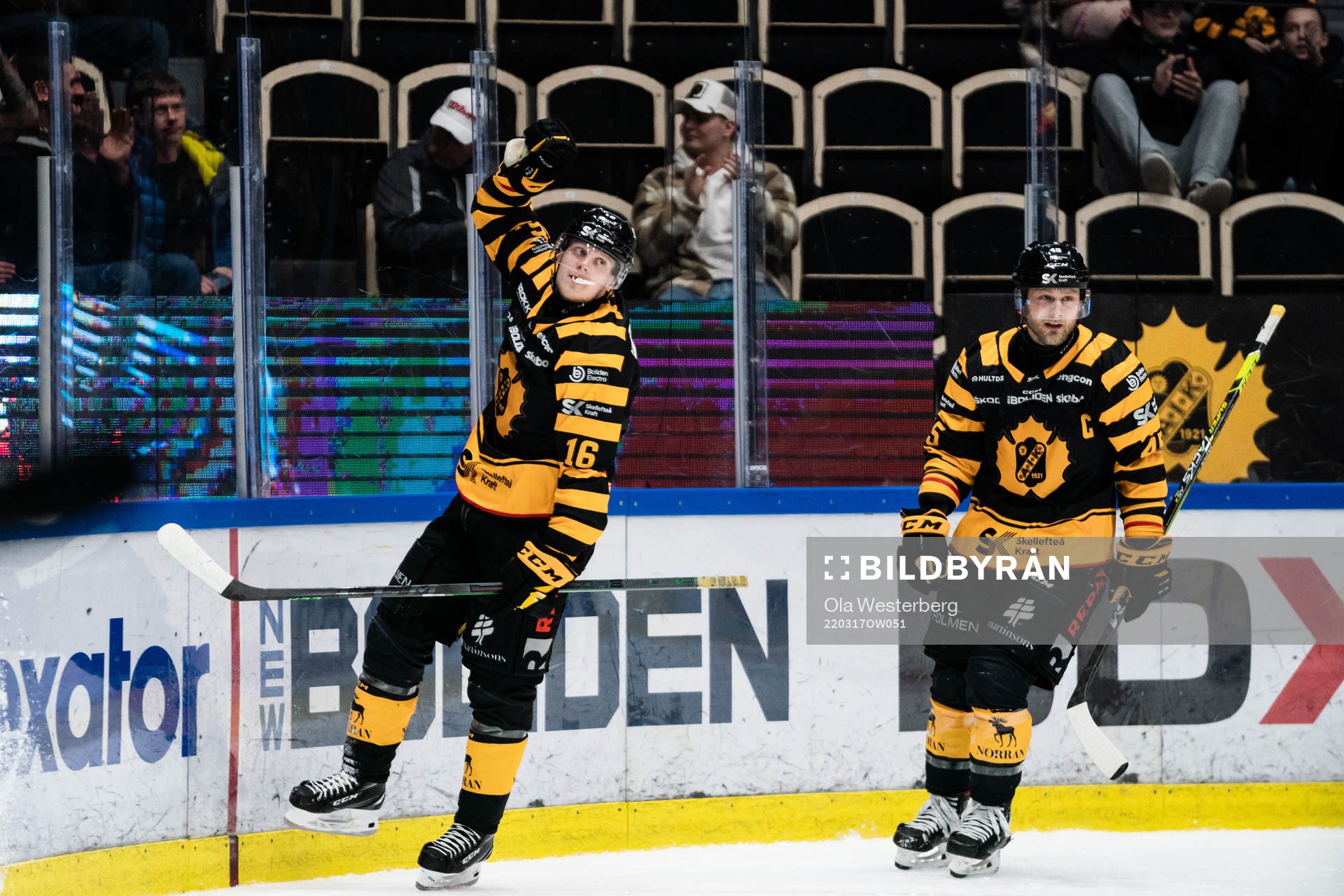 Skellefteås Linus Lindström och Oscar Möller jublar