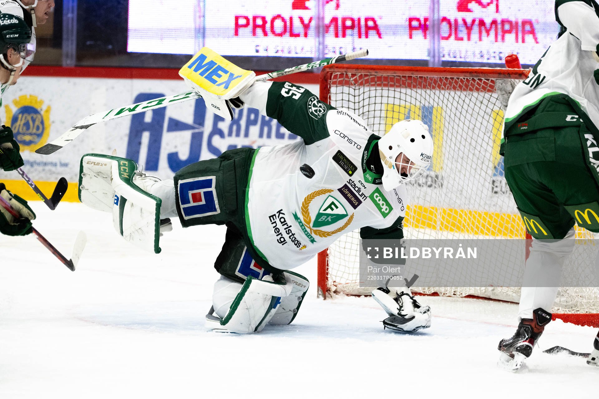 Färjestads målvakt Dennis Hildeby räddar