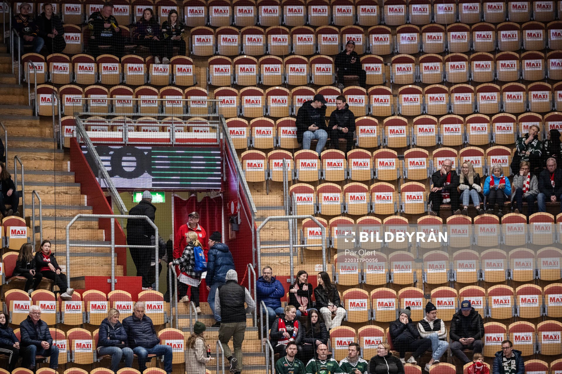 Timrås supportrar lämnar arenan