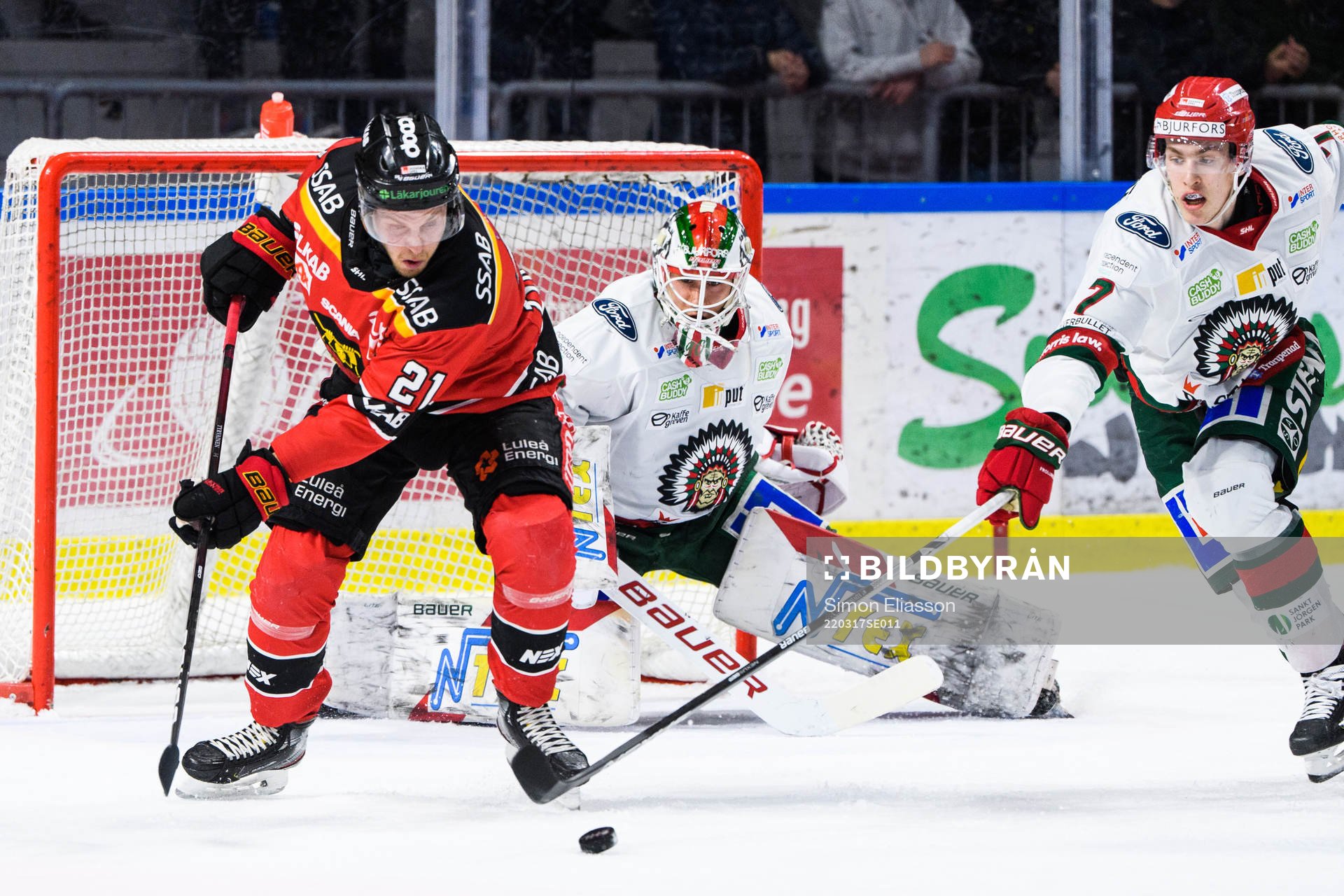 Luleås Juhani Tyrväinen och Frölundas målvakt Matthew