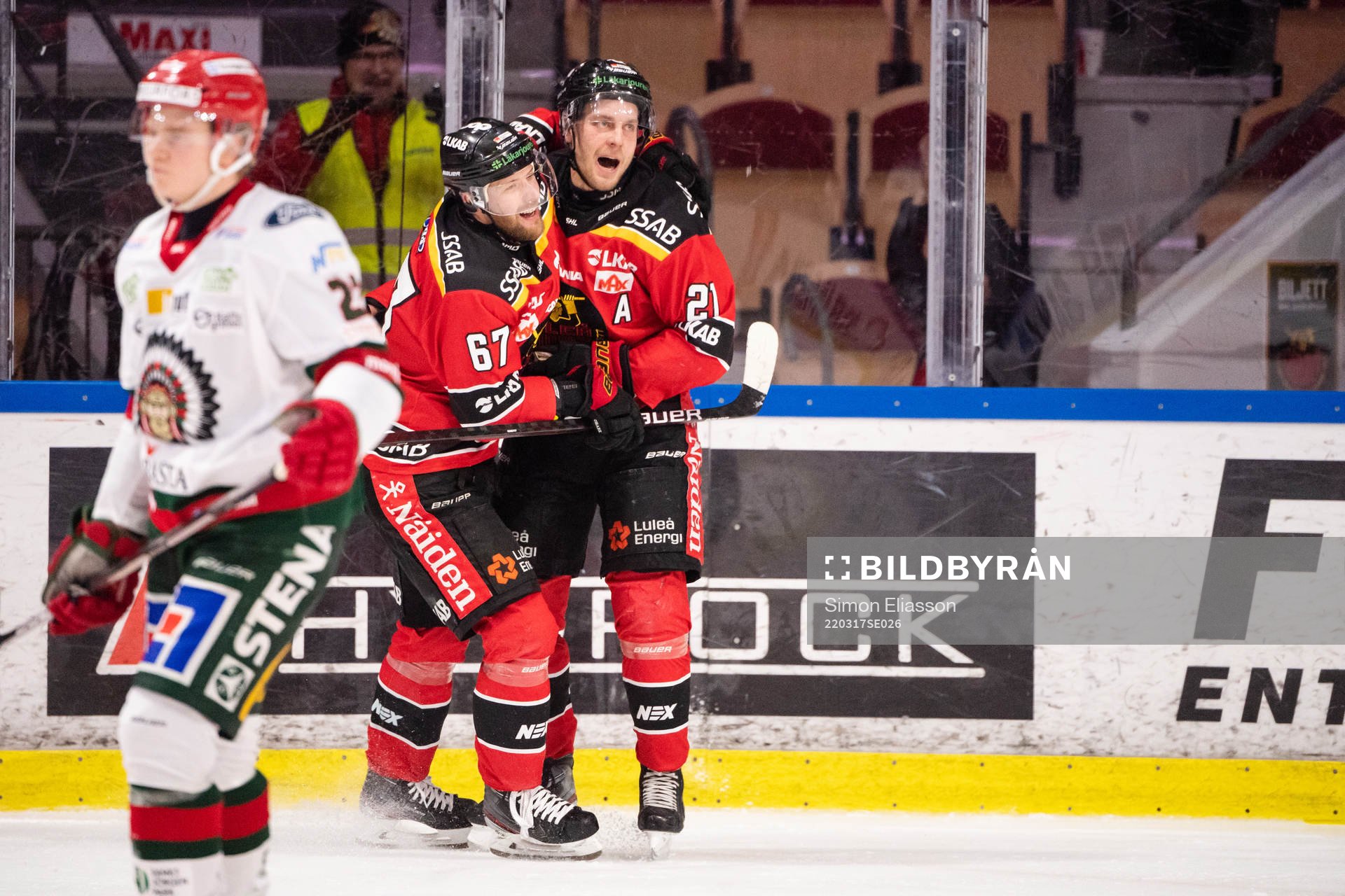 Luleås Linus Omark och Juhani Tyrväinen jublar