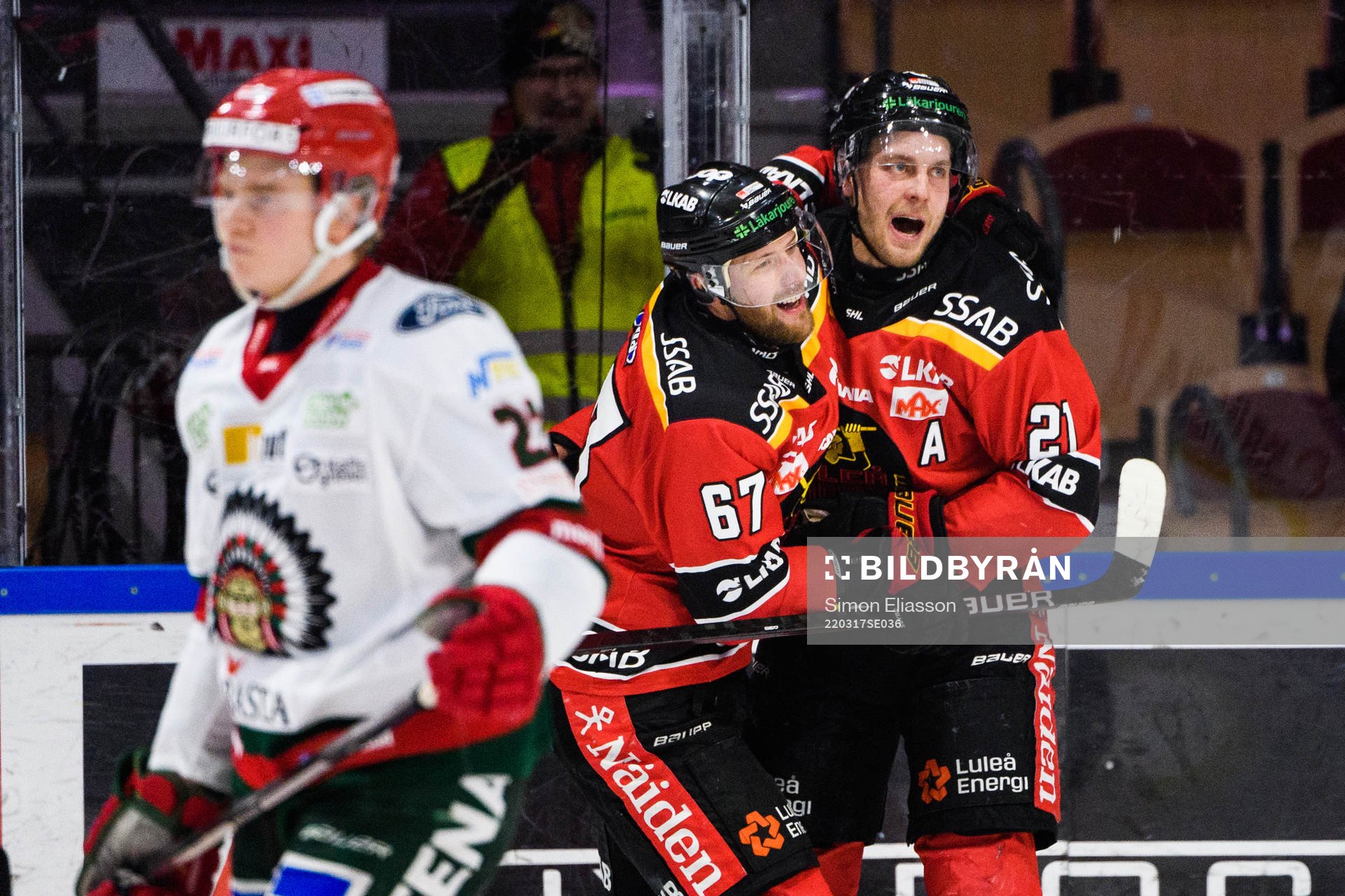 Luleås Linus Omark och Juhani Tyrväinen jublar