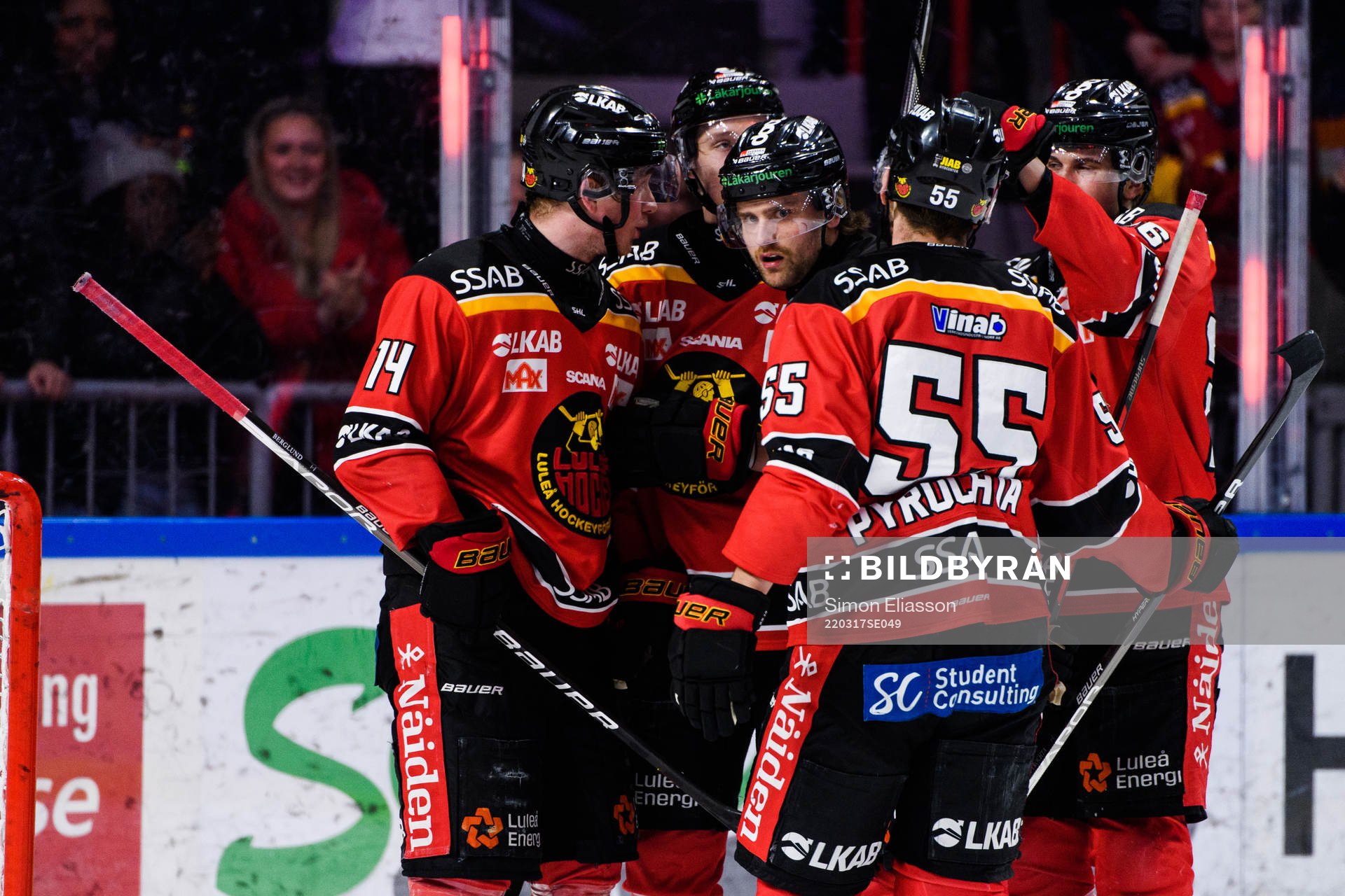 Luleås Jonas Berglund och Pontus Själin jublar med