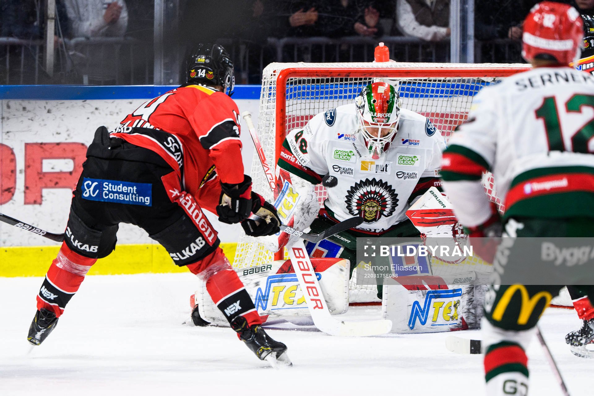 Luleås Jonas Berglund och Frölundas målvakt Matthew