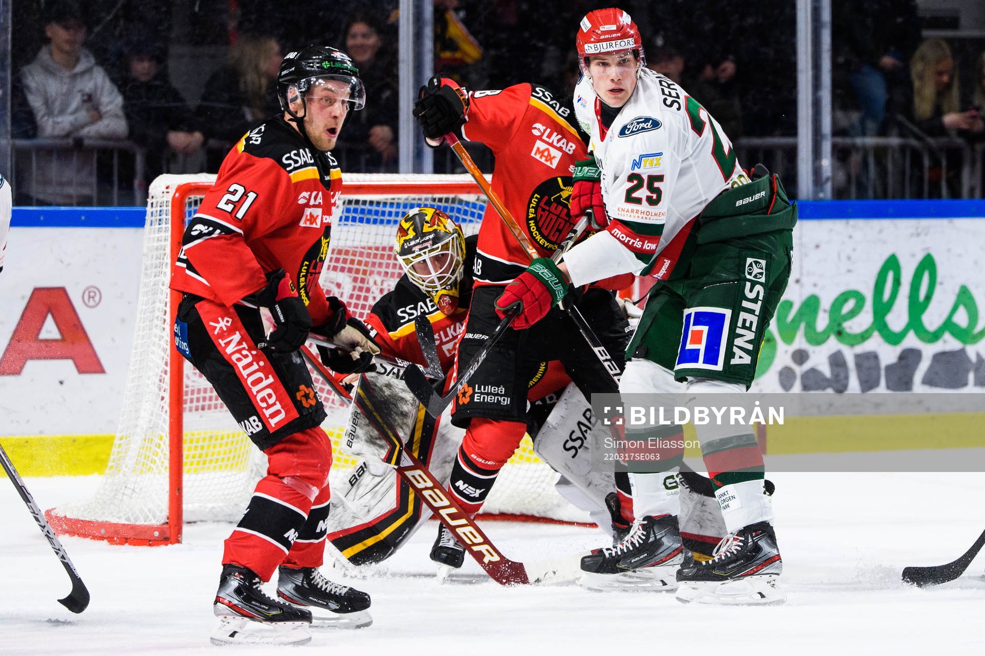 Luleås Juhani Tyrväinen, målvakt Joel Lassinantti och