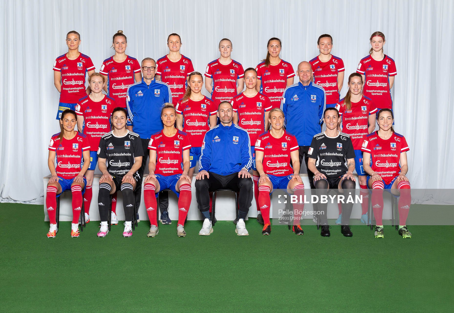 Vittsjös Vittsjö GIK poserar för en lagbild den 17 mars 2022 i Hässleholm. Bakre ledet från vänster: Moa Karlsson, Julia Tunturi, Kayla Adamek, Jutta Rantala, Sarah Stratigakis, Nova Karlsson, Hannah Sjödahl. Mittenledet från vänster: Clare Polkinghorne, Målvaktstränare Ulf Jakobsson, Hanna Ekengren, Klara Nyberg, Tränare Thomas Mårtensson, Linda Sällström. Sittande från vänster: Lisa Klinga, Sabrina DÁngelo, Kajsa Lind, Tränare Ulf Kristiansson, Nellie Persson, Shannon Lynn, Clara Markstedt.