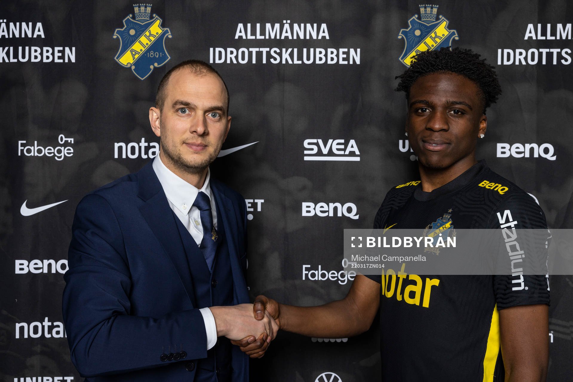 Sportchef Henrik Jurelius och Calvin Kabuye
