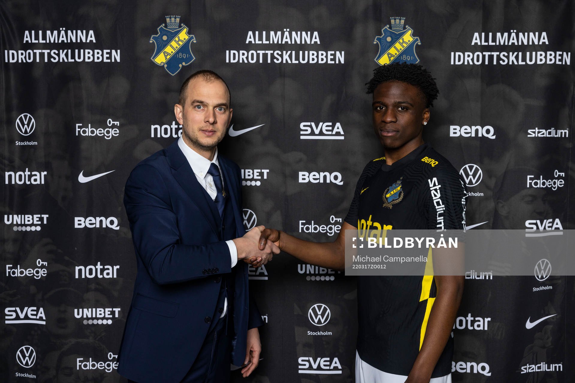 Sportchef Henrik Jurelius och Calvin Kabuye
