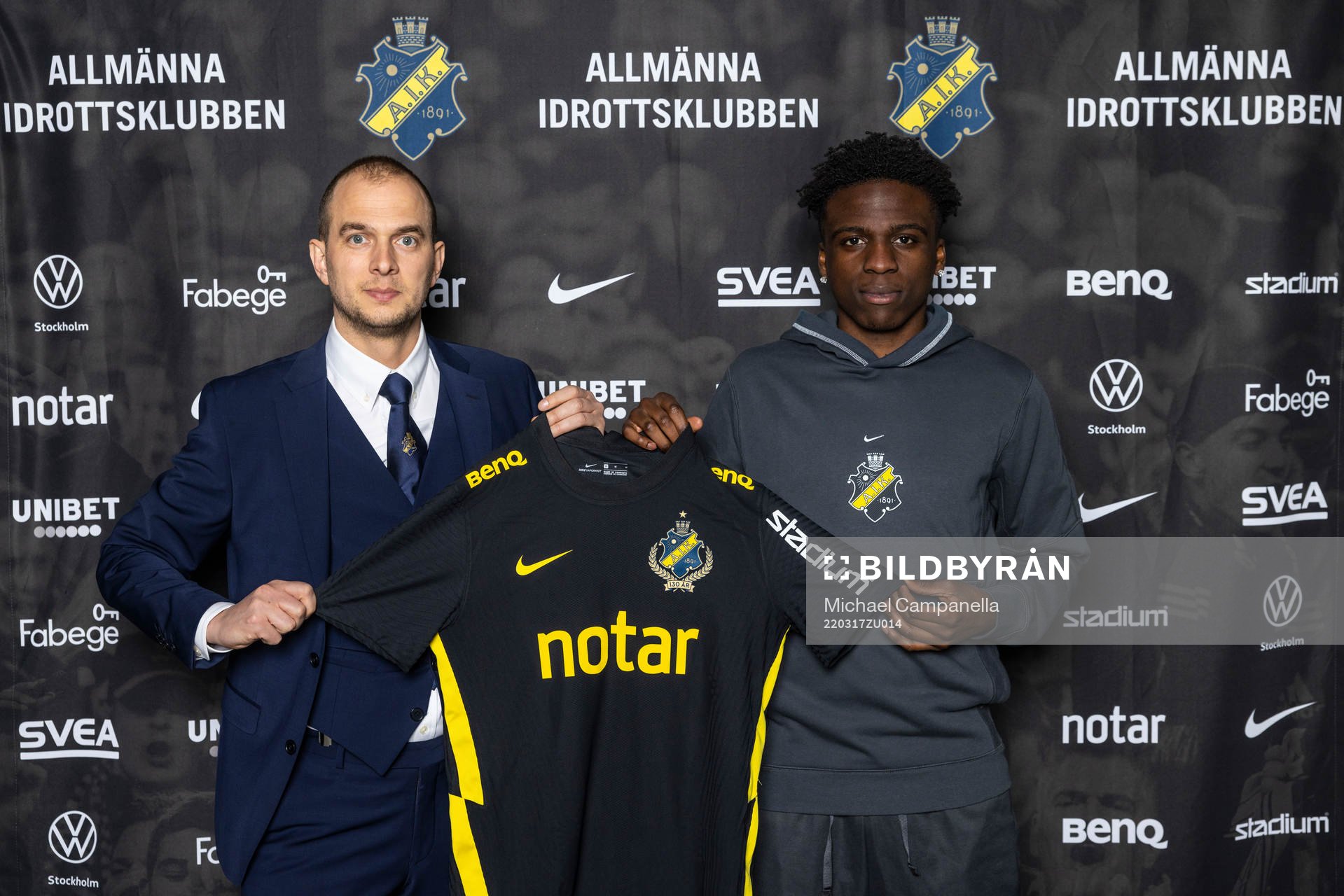 Sportchef Henrik Jurelius och Calvin Kabuye