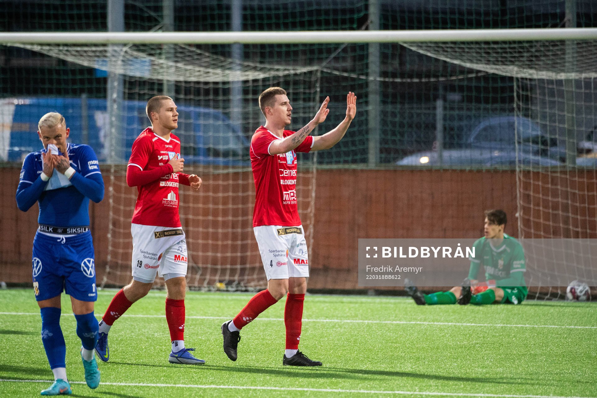 Norrbys Fredrik Lundgren och Norrbys Gustav Broman jublar