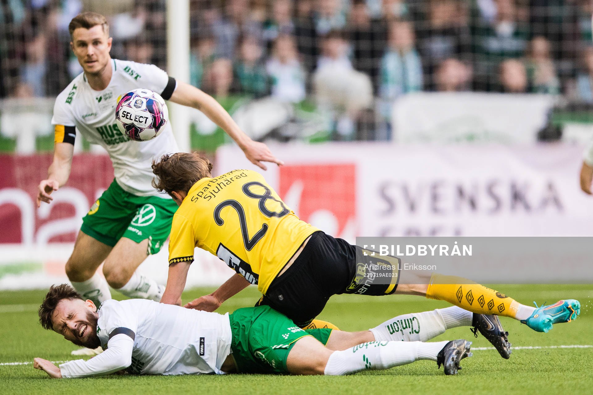 Hammarbys Richard Magyar och Simon Sandberg försvarar sig