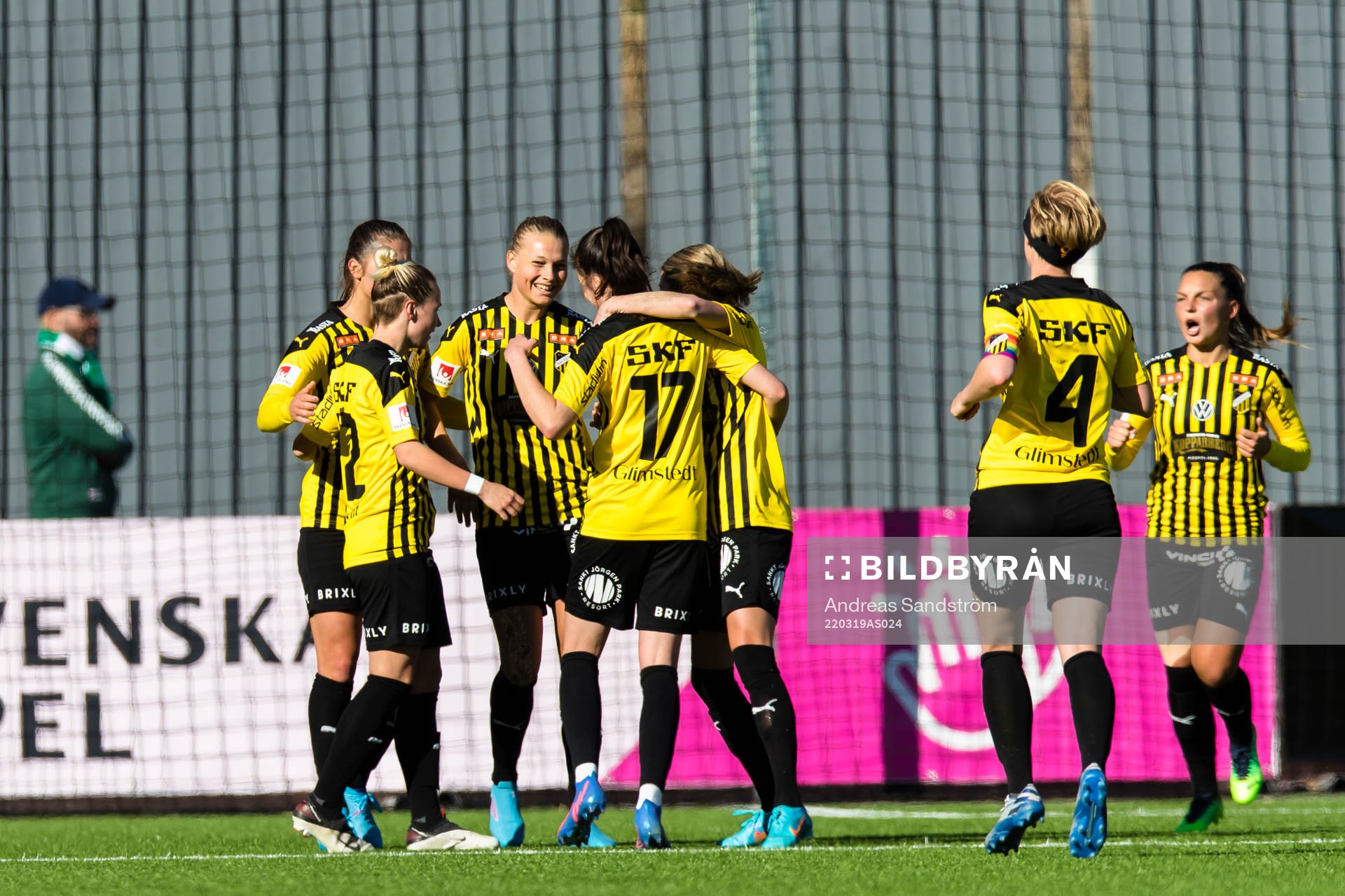 Häckens Stine Larsen gör 1-1 och jublar med lagkamrater