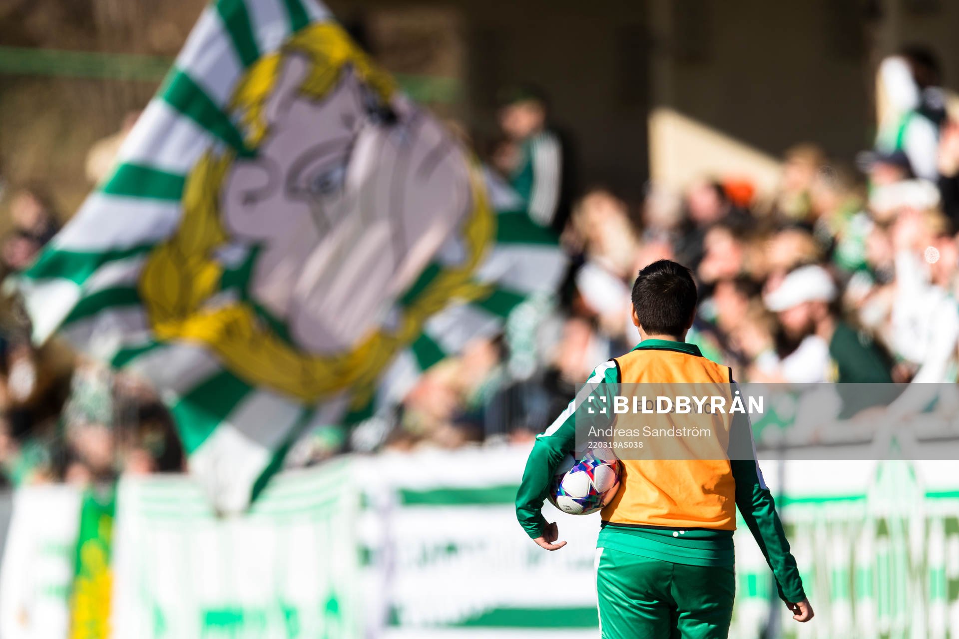 Bollservice personal under fotbollsmatchen i Svenska Cupen mellan Hammarby och Häcken den 19 mars 2022 i Stockholm. 