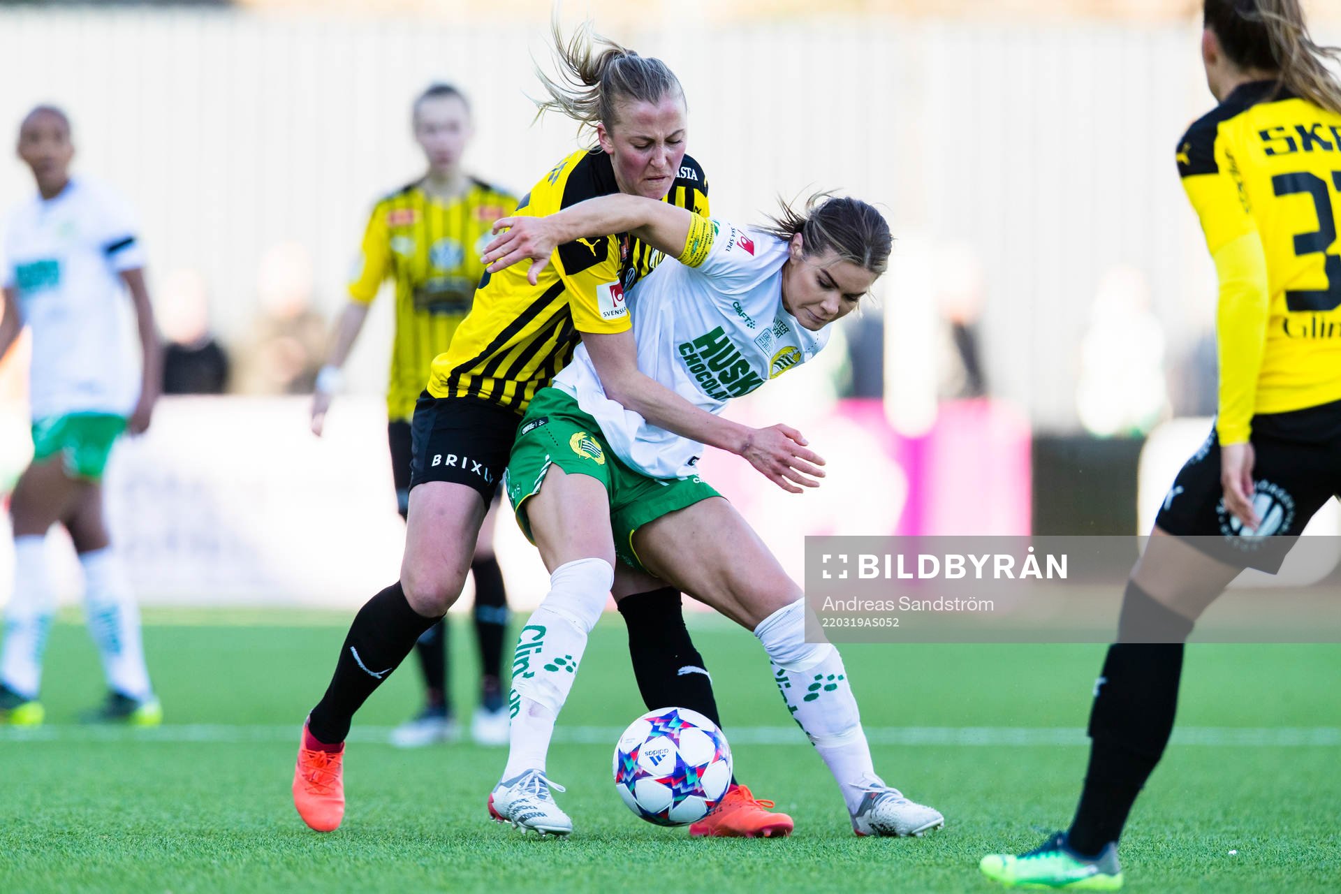 Häckens Julia Karlernäs i kamp om bollen med Hammarbys