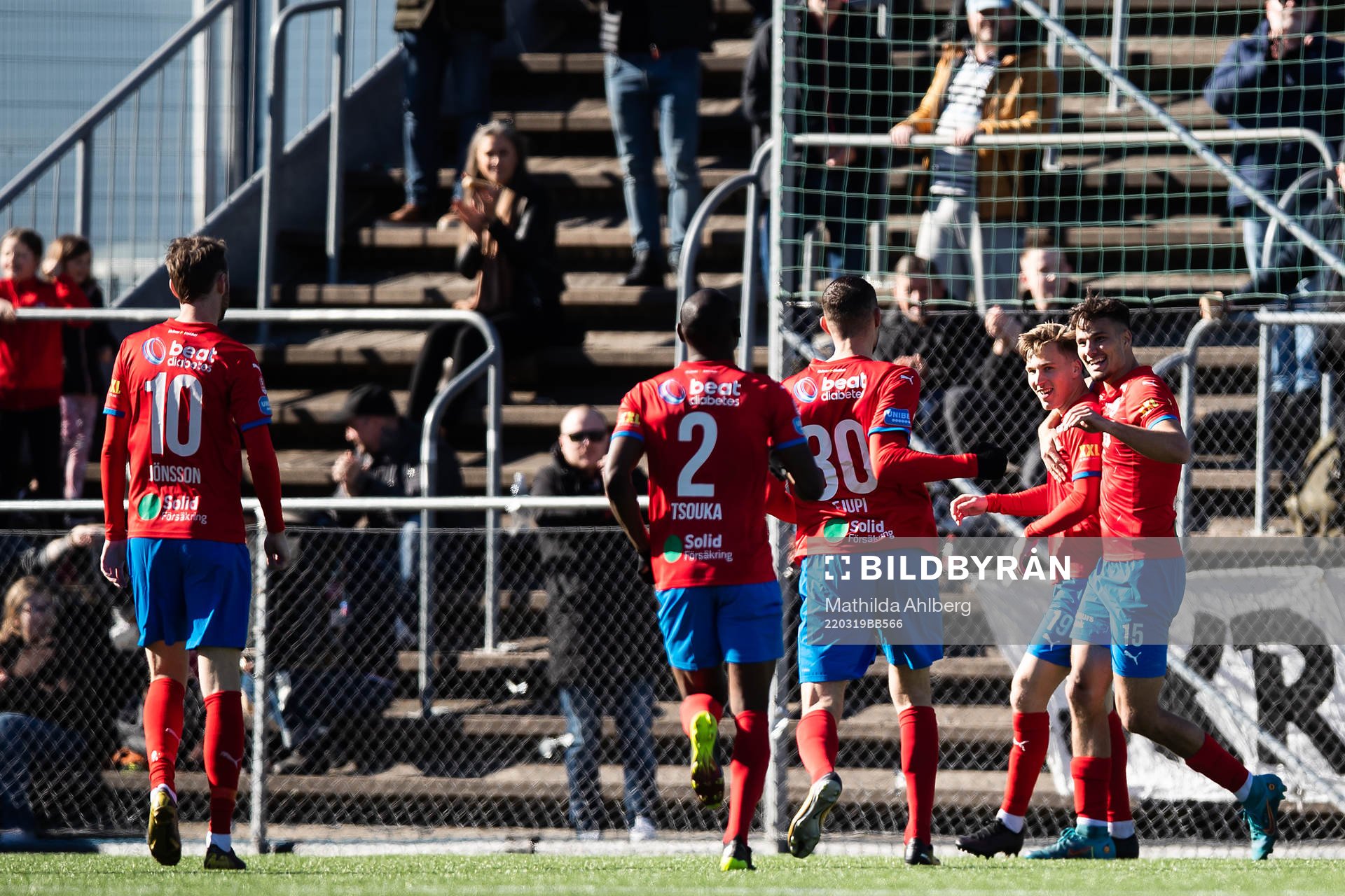 Helsingborgs Lucas Lingman och Assad Al Hamlawi jublar efter 1-0 under träningsmatchen i fotboll mellan Helsingborg och Halmstad den 19 mars 2022 i Helsingborg.