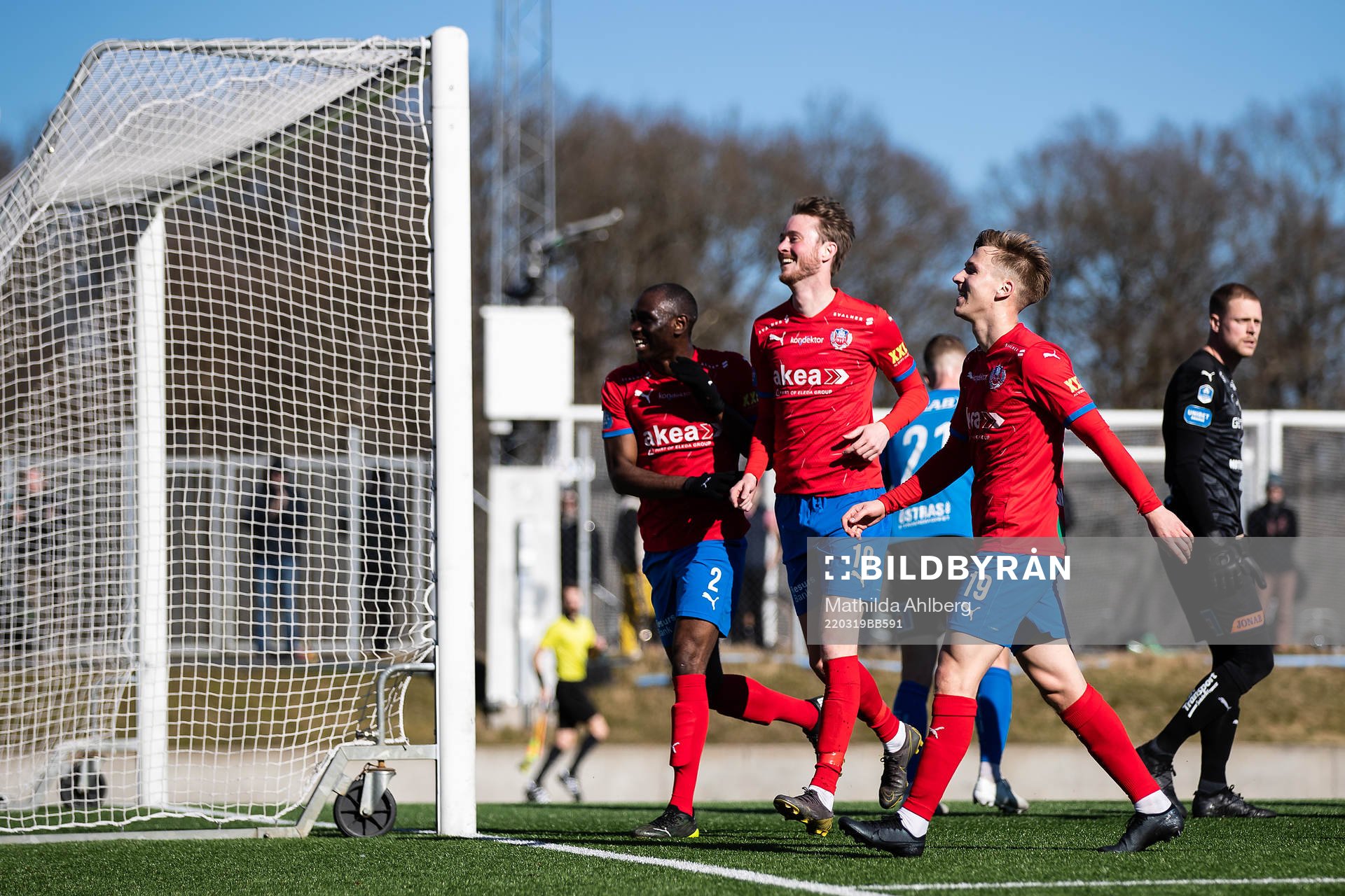 Helsingborgs Ravy Tsouka-Dozi, Rasmus Jönsson och Lucas Lingman jublar efter 2-0 under träningsmatchen i fotboll mellan Helsingborg och Halmstad den 19 mars 2022 i Helsingborg.