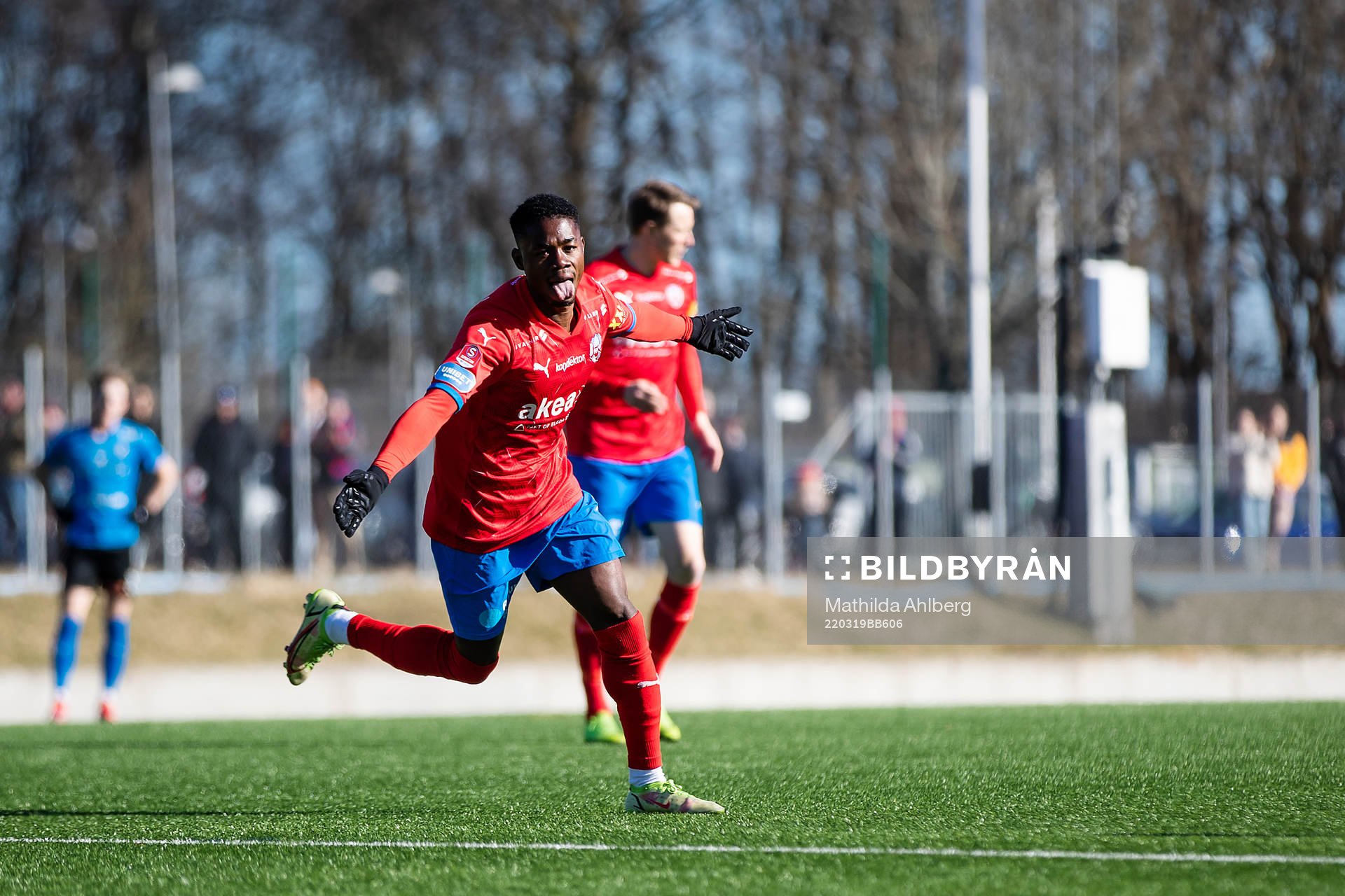 Helsingborgs Joseph Amoako jublar efter 3-0 under träningsmatchen i fotboll mellan Helsingborg och Halmstad den 19 mars 2022 i Helsingborg.