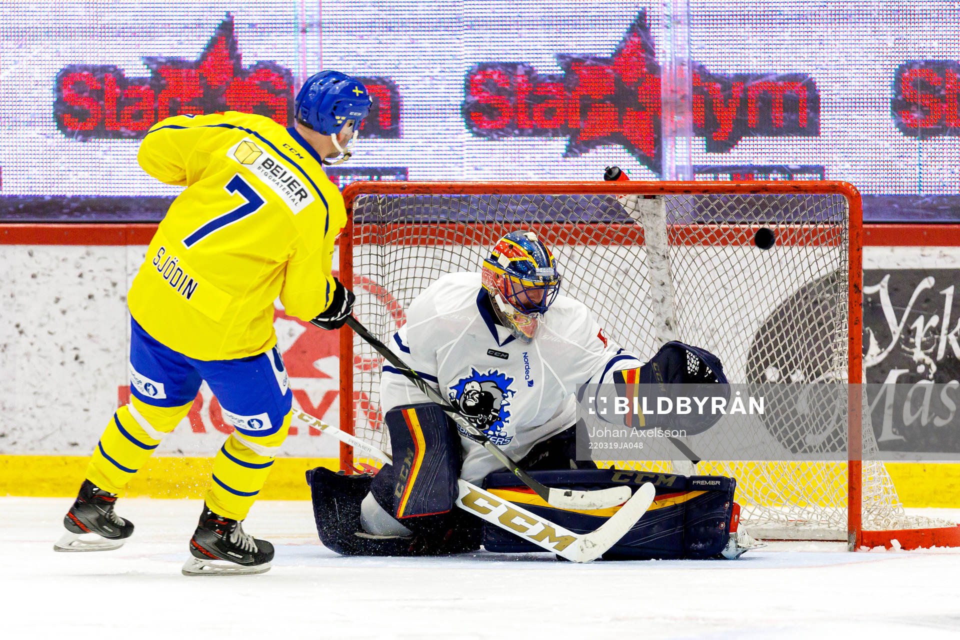 Tre kronor legends Tommy Sjödin gör på mål på straff