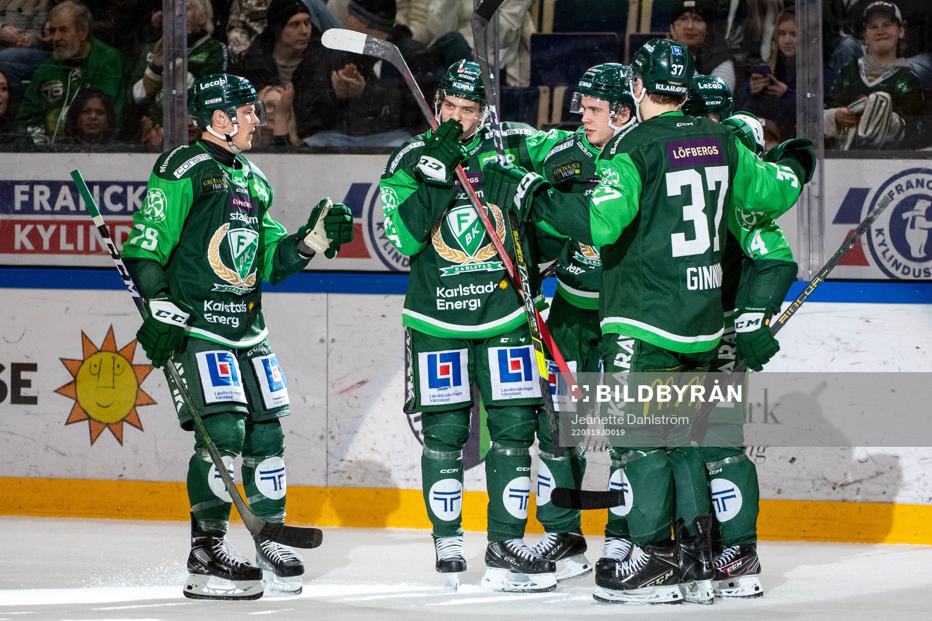 Färjestads Oscar Lawner jublar