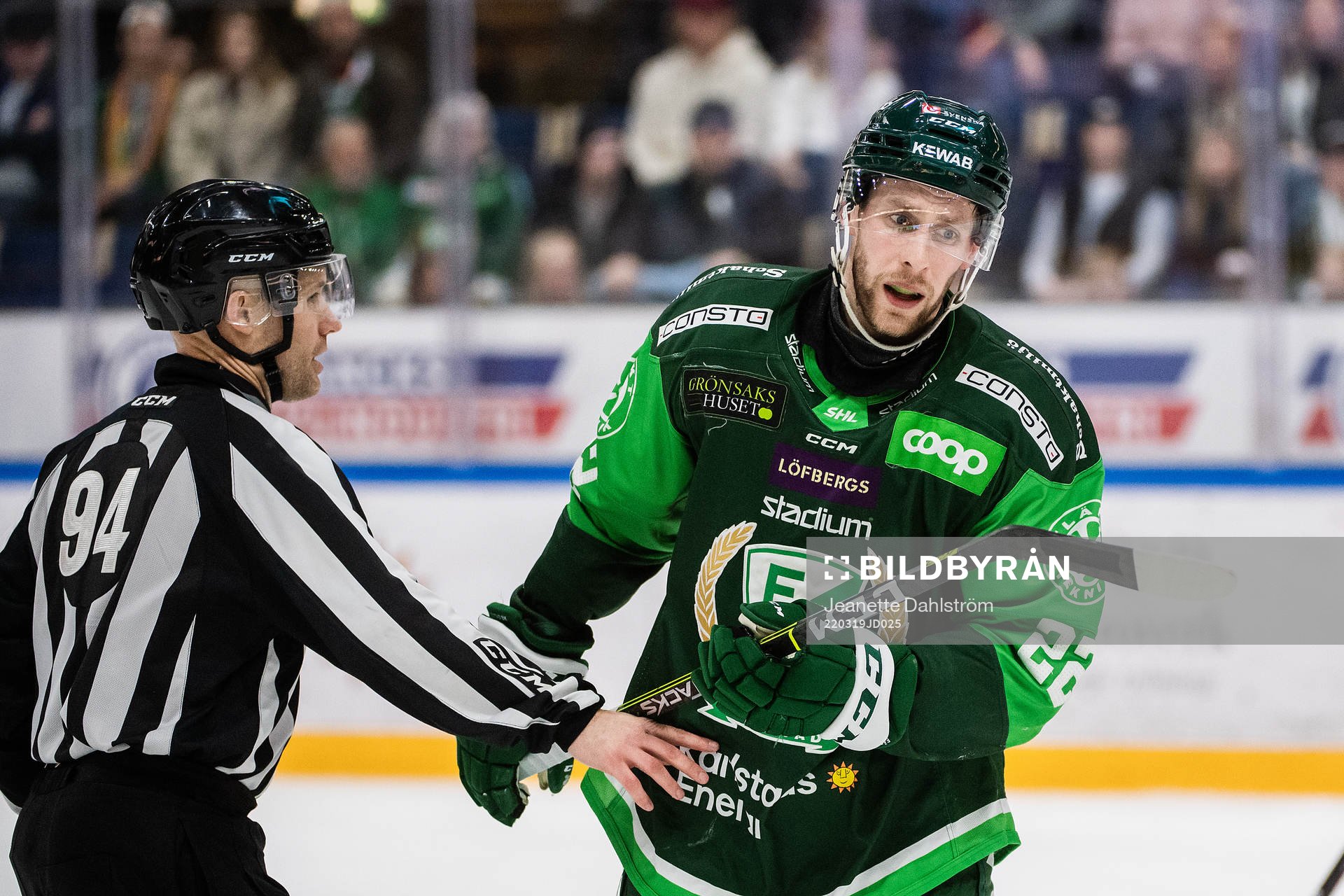 Färjestads Per Åslund och Linjedomare Andreas Lunden