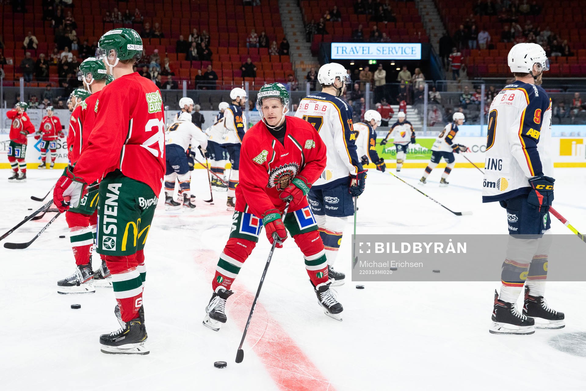 Frölundas Max Friberg innan  ishockeymatchen i SHL mellan